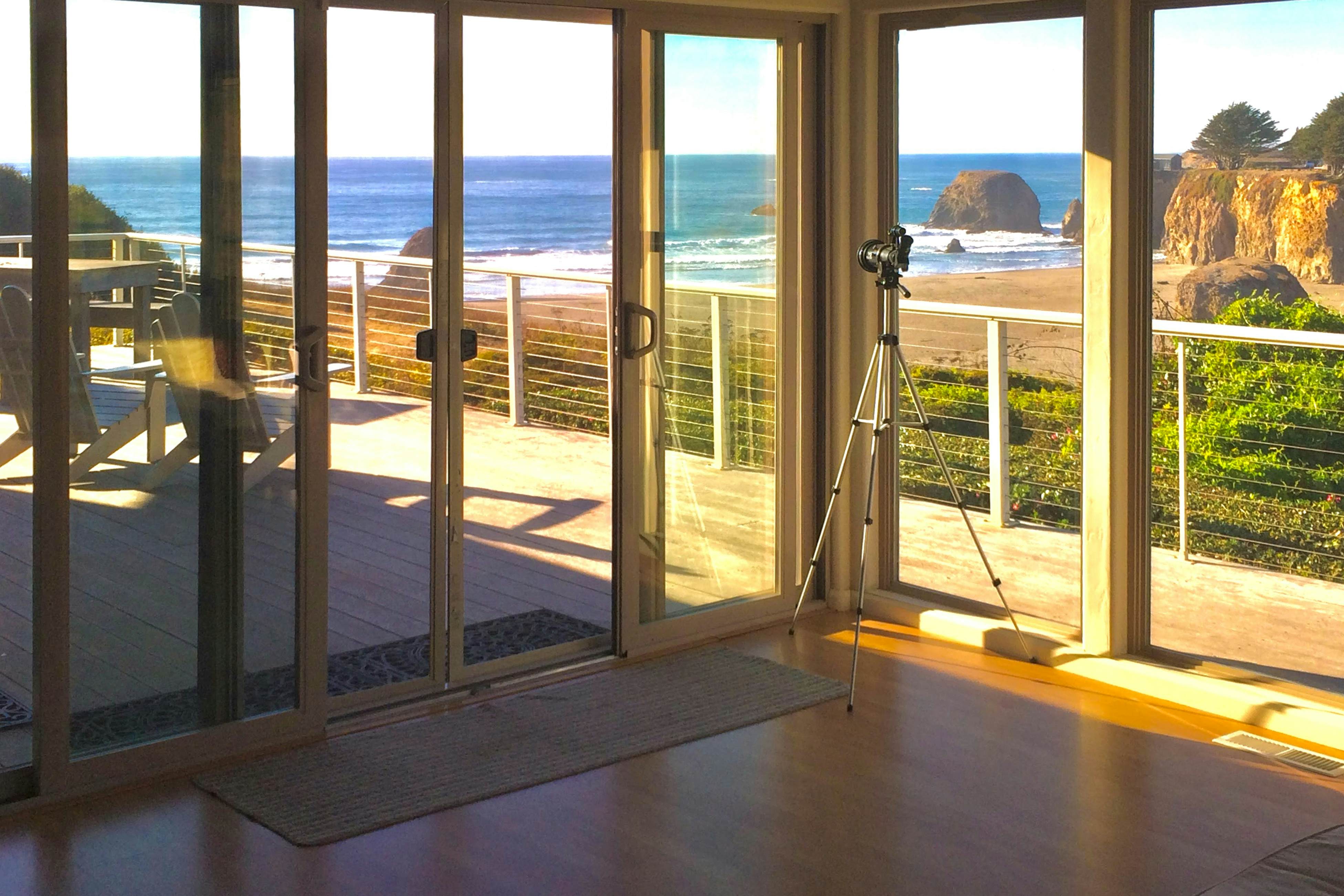 Oceanfront Haven: Hot Tub & Private Beach Access