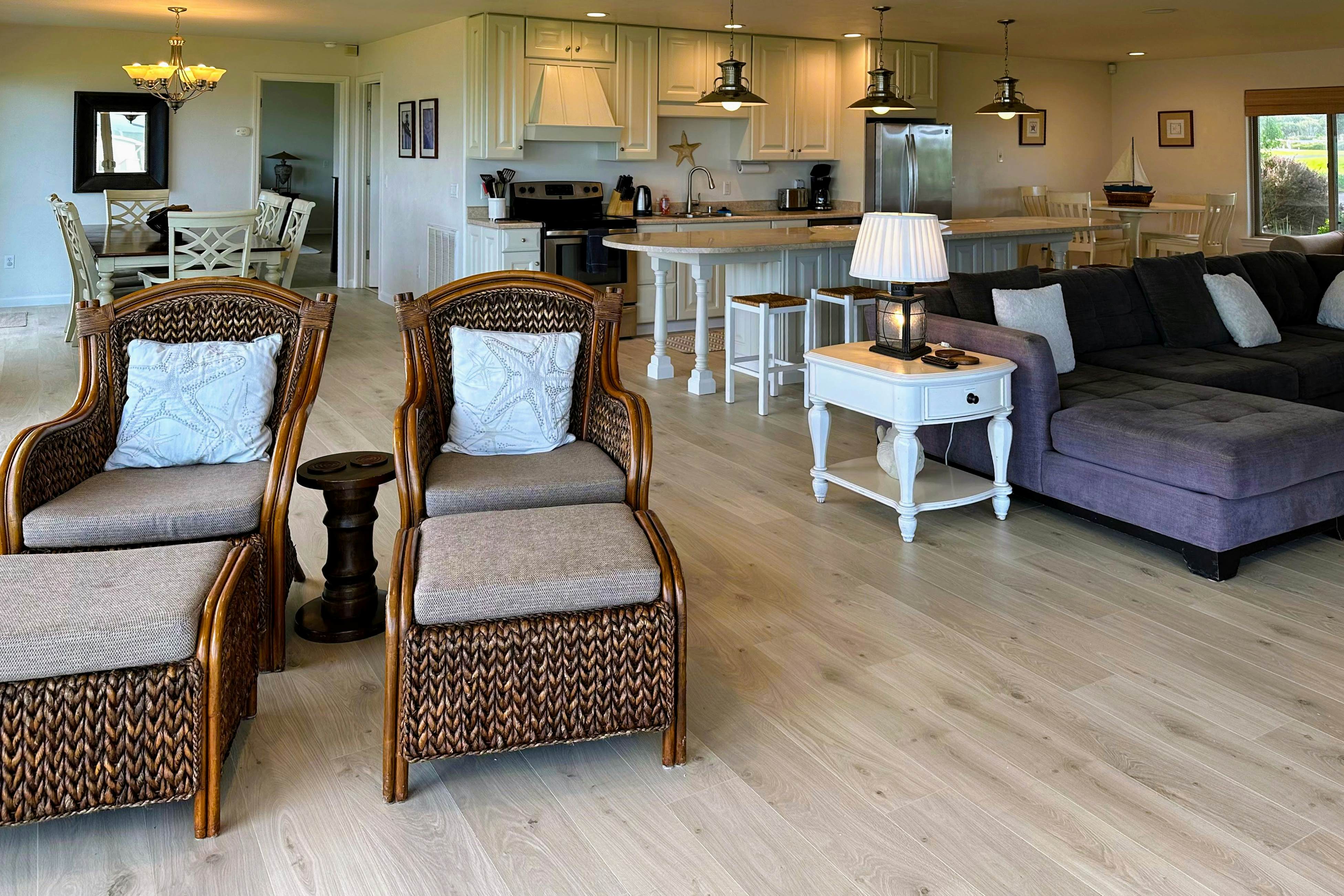 Oceanfront Haven: Hot Tub & Private Beach Access