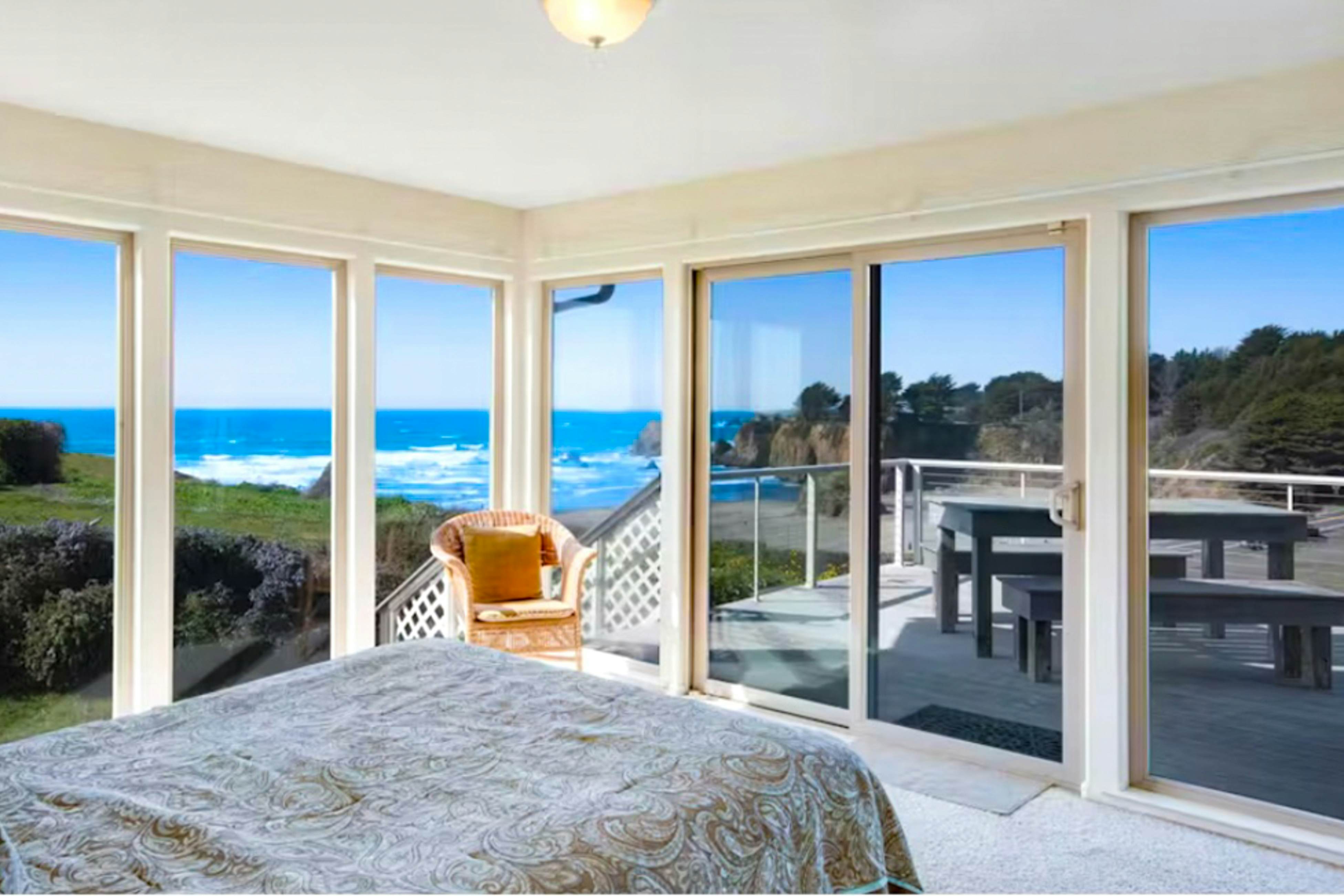 Oceanfront Haven: Hot Tub & Private Beach Access