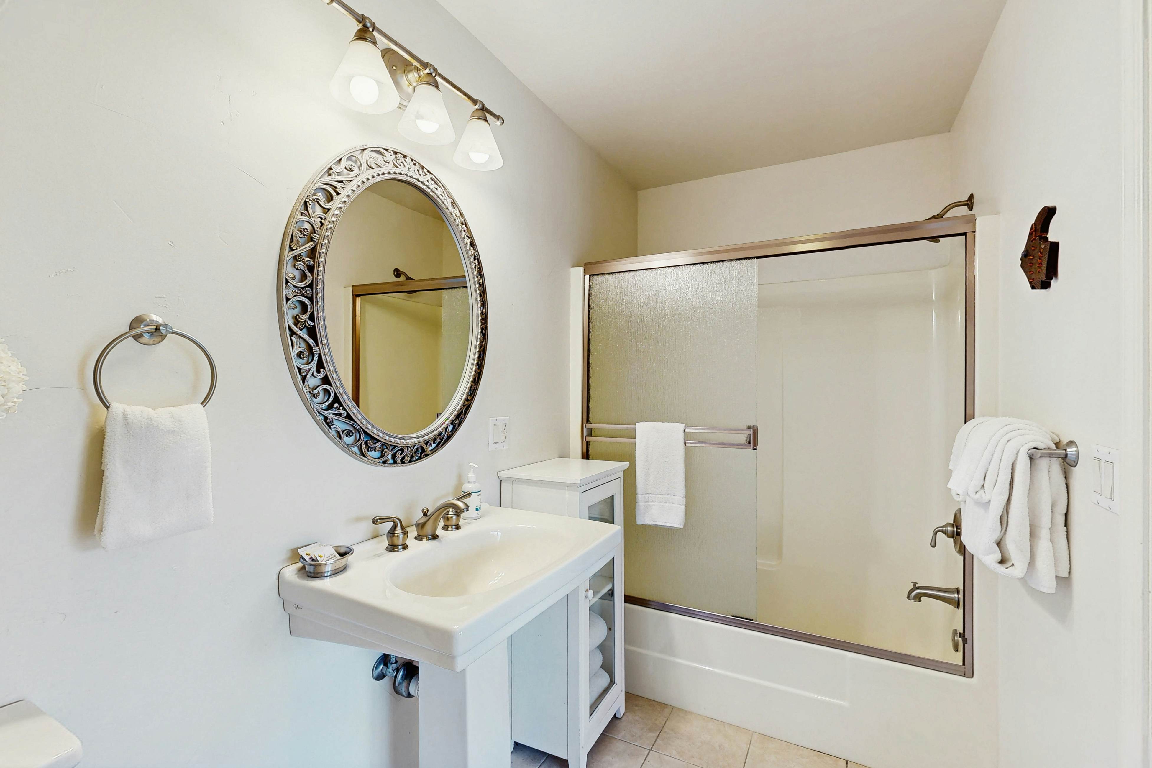 Oceanfront Haven: Hot Tub & Private Beach Access