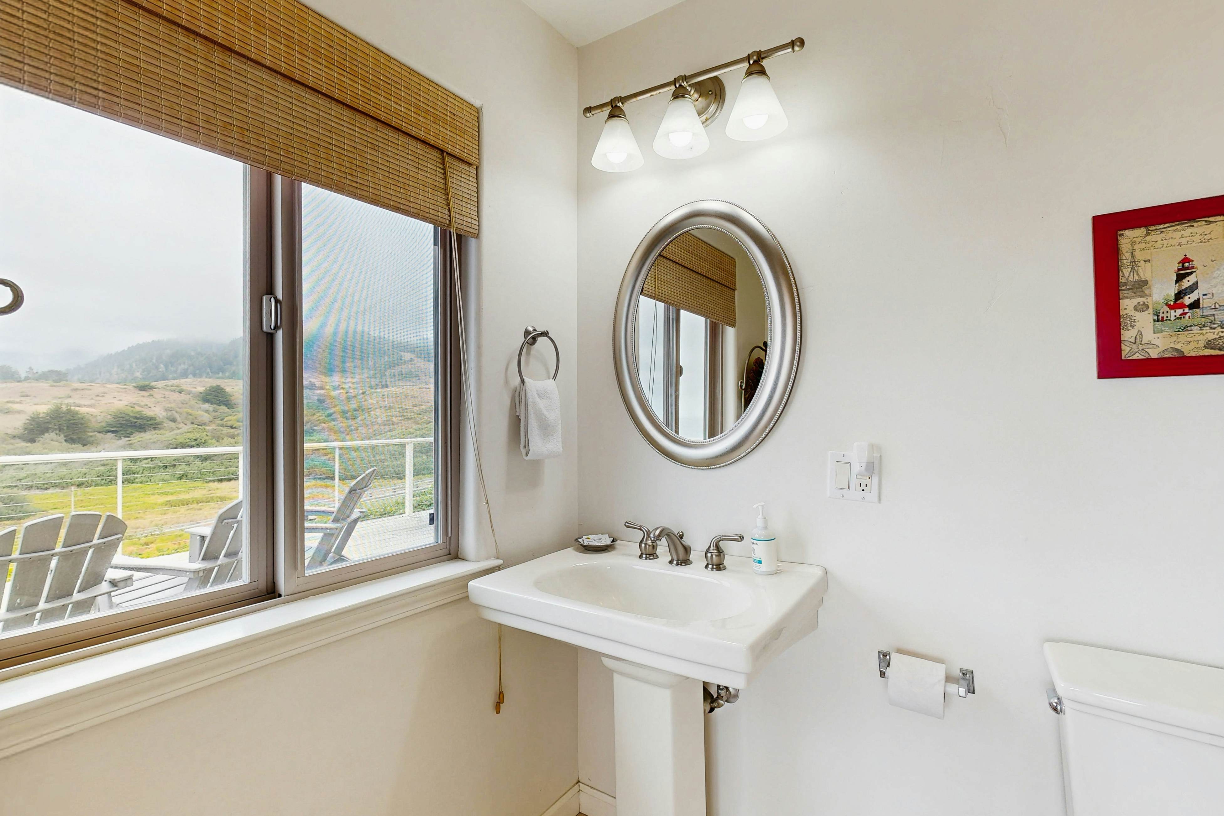 Oceanfront Haven: Hot Tub & Private Beach Access