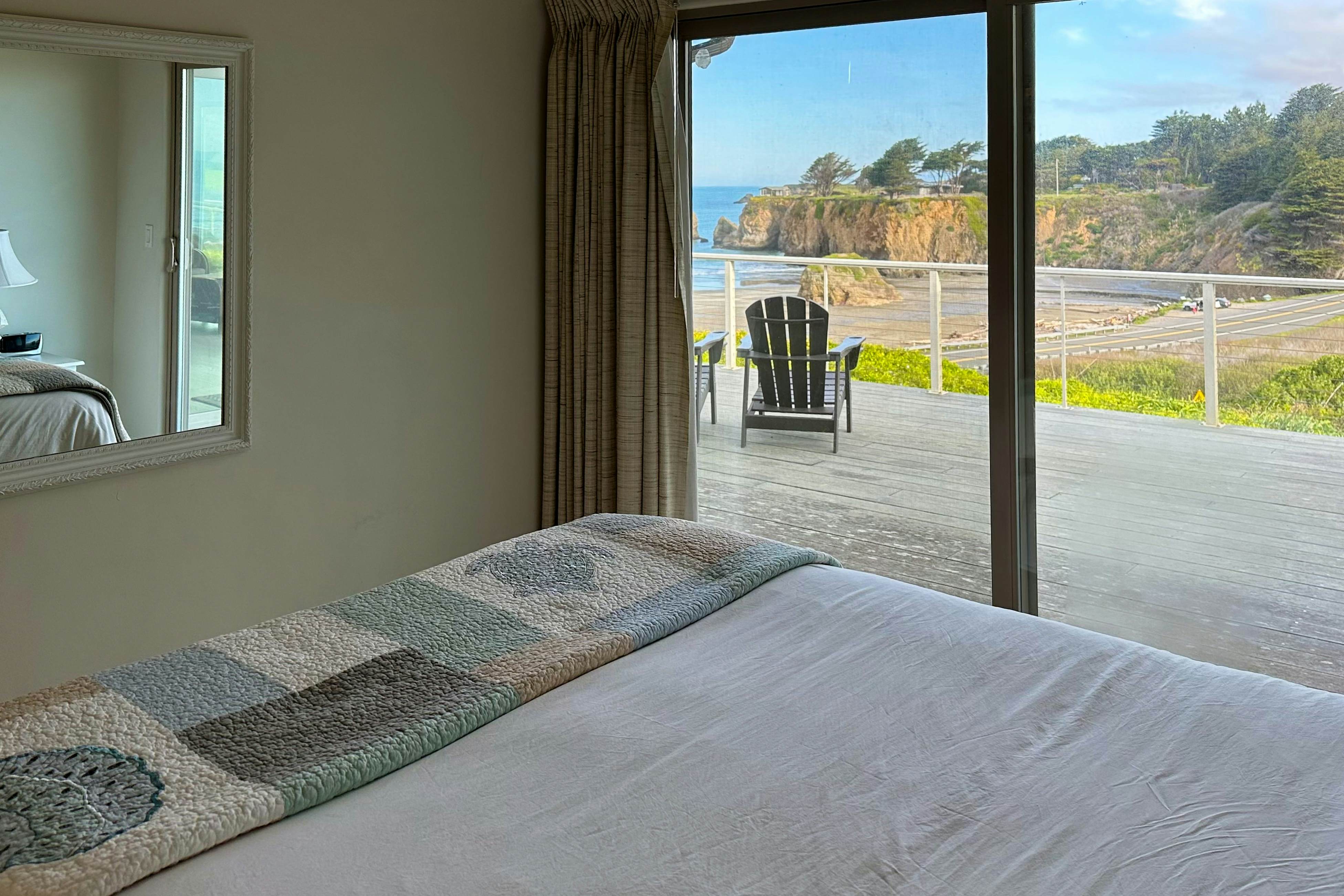 Oceanfront Haven: Hot Tub & Private Beach Access