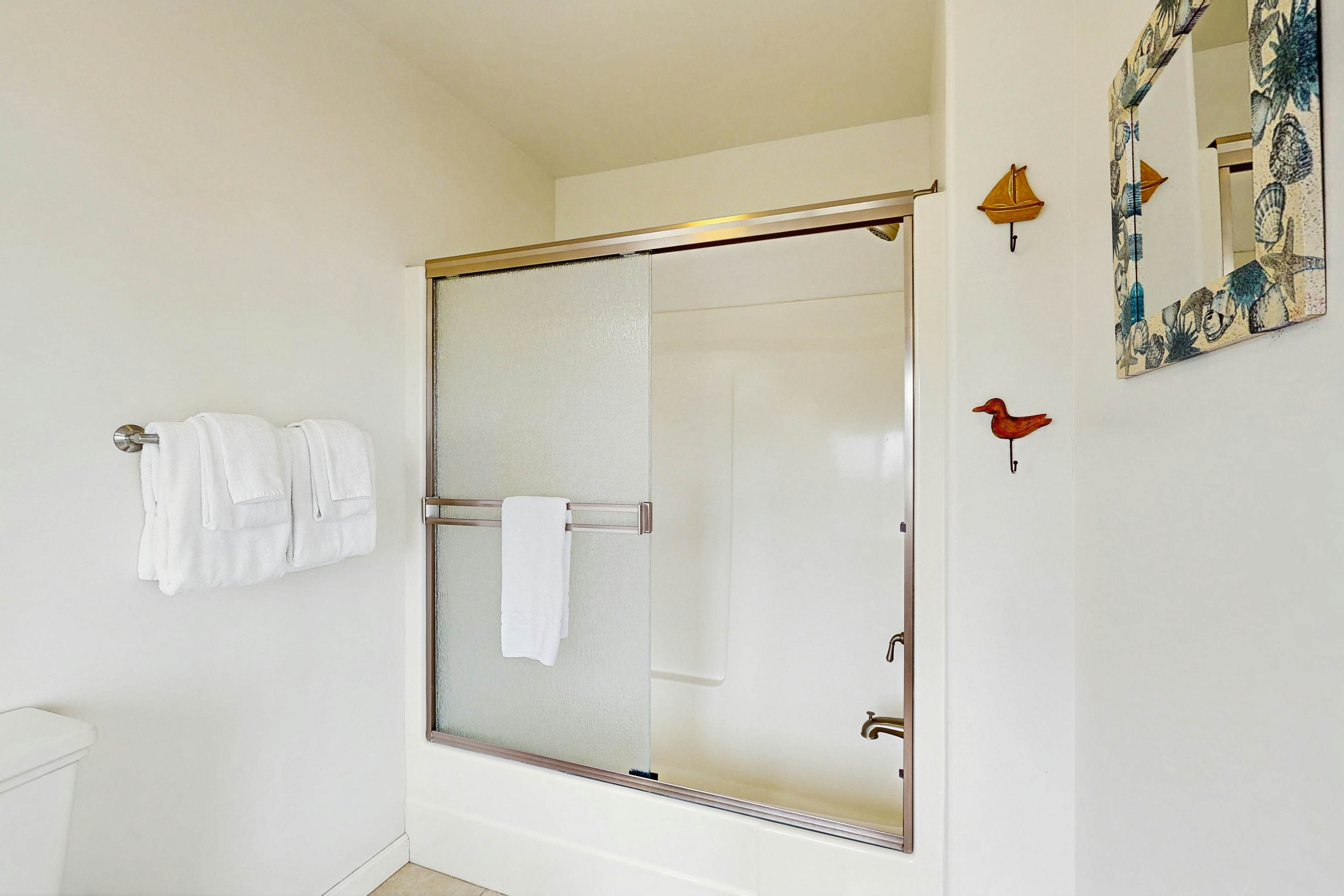 Oceanfront Haven: Hot Tub & Private Beach Access