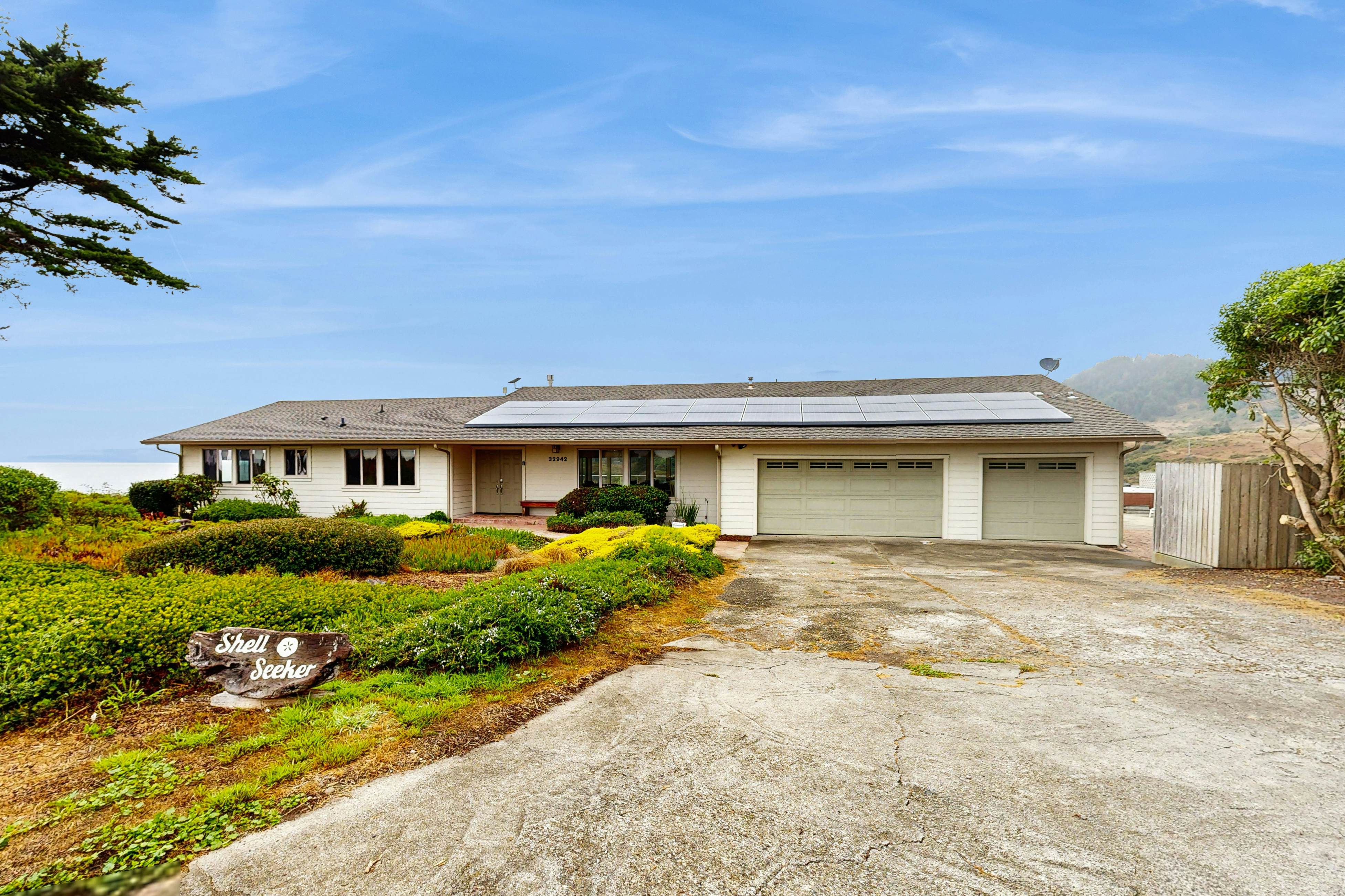 Oceanfront Haven: Hot Tub & Private Beach Access