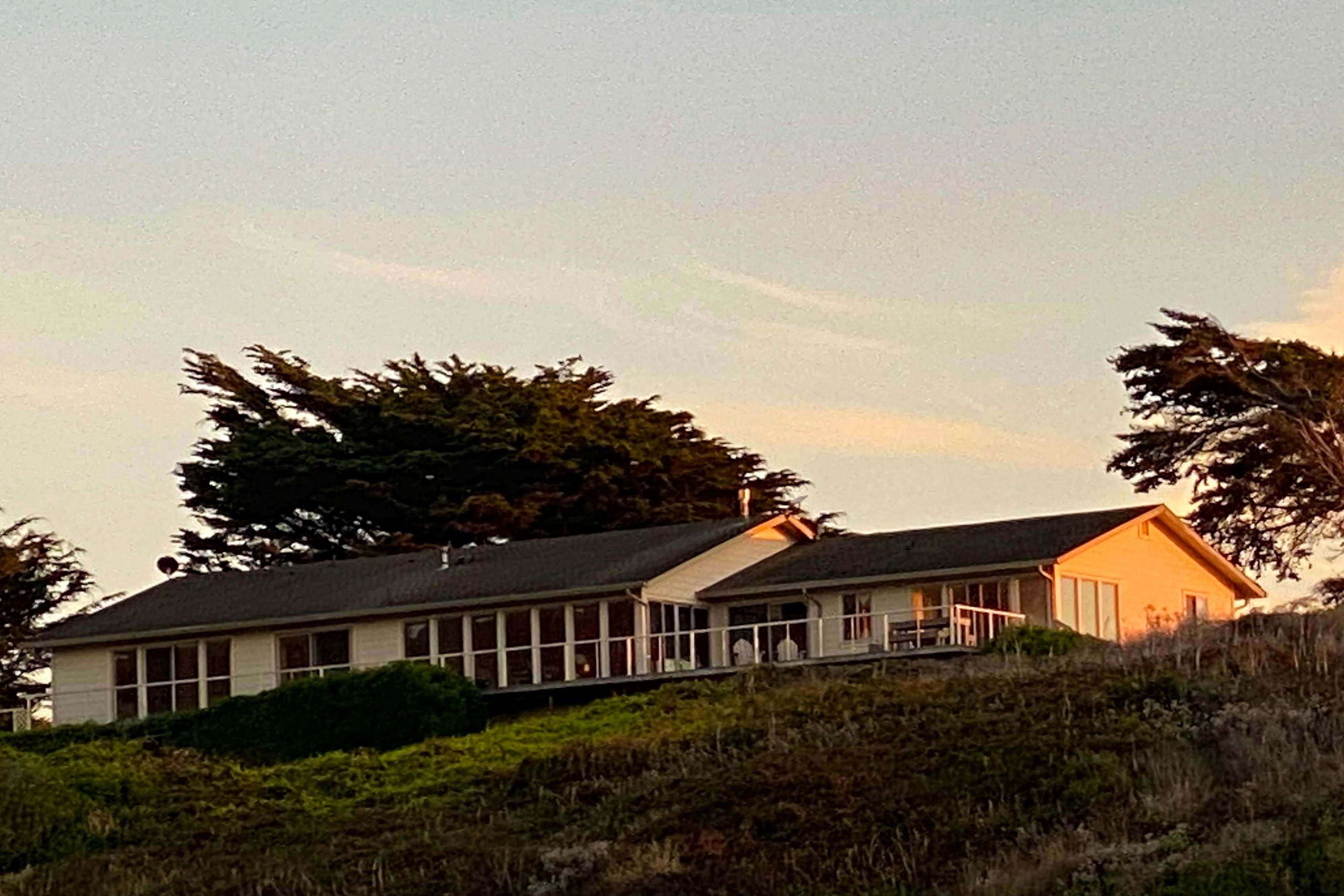 Oceanfront Haven: Hot Tub & Private Beach Access