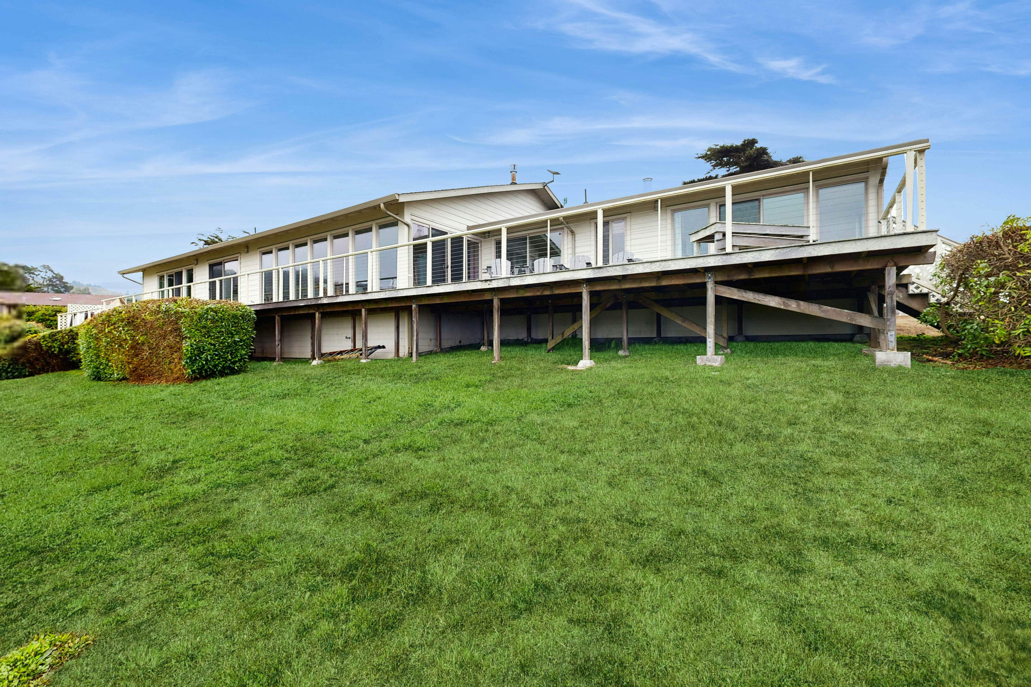 Oceanfront Haven: Hot Tub & Private Beach Access