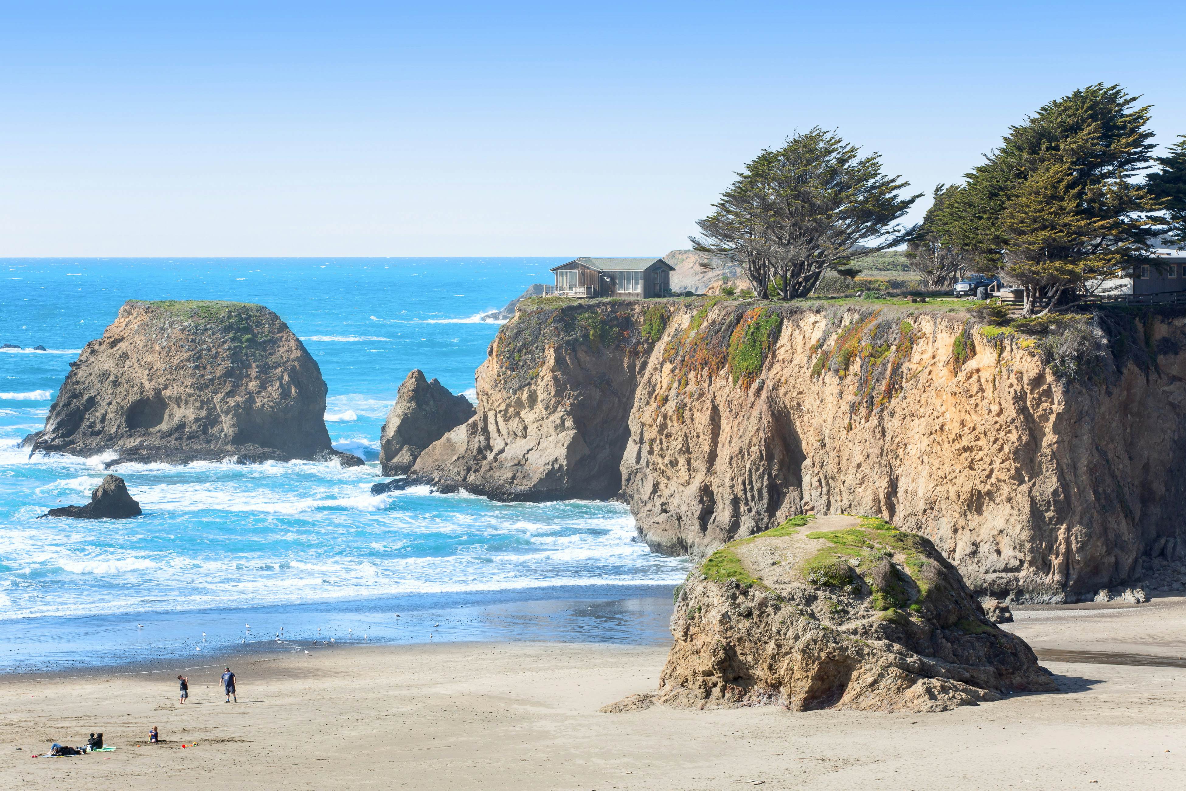 Oceanfront Haven: Hot Tub & Private Beach Access