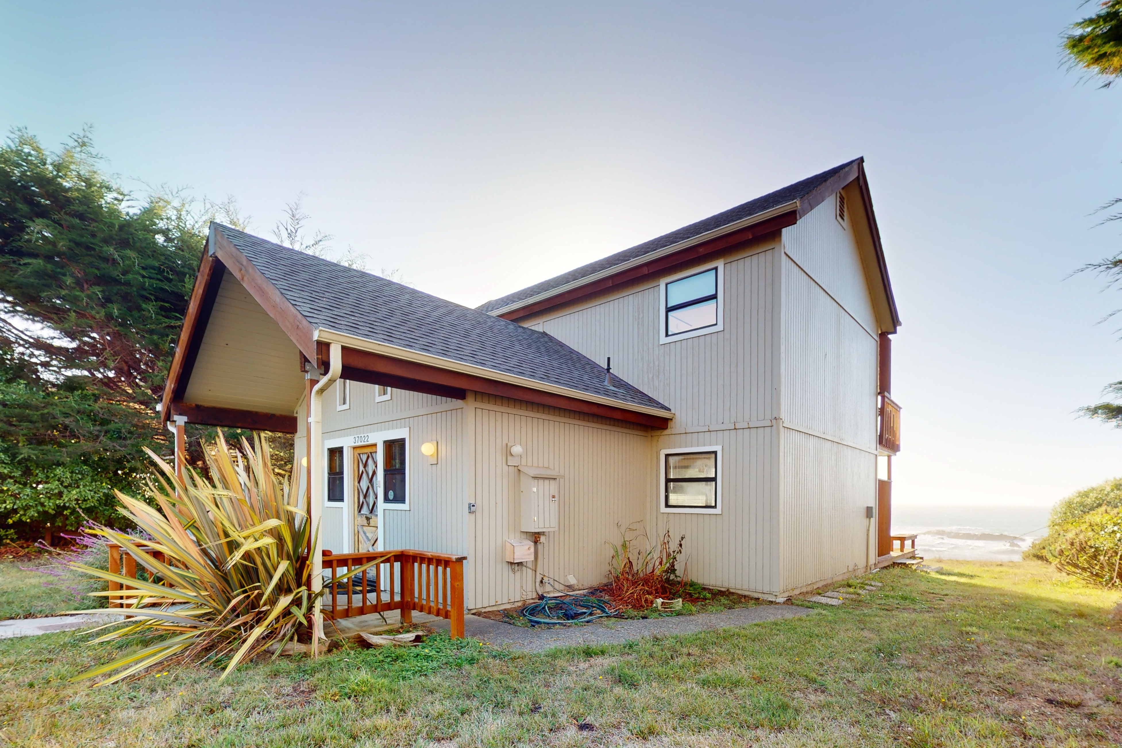 Oceanfront Pet Friendly Home with Hot Tub & Deck