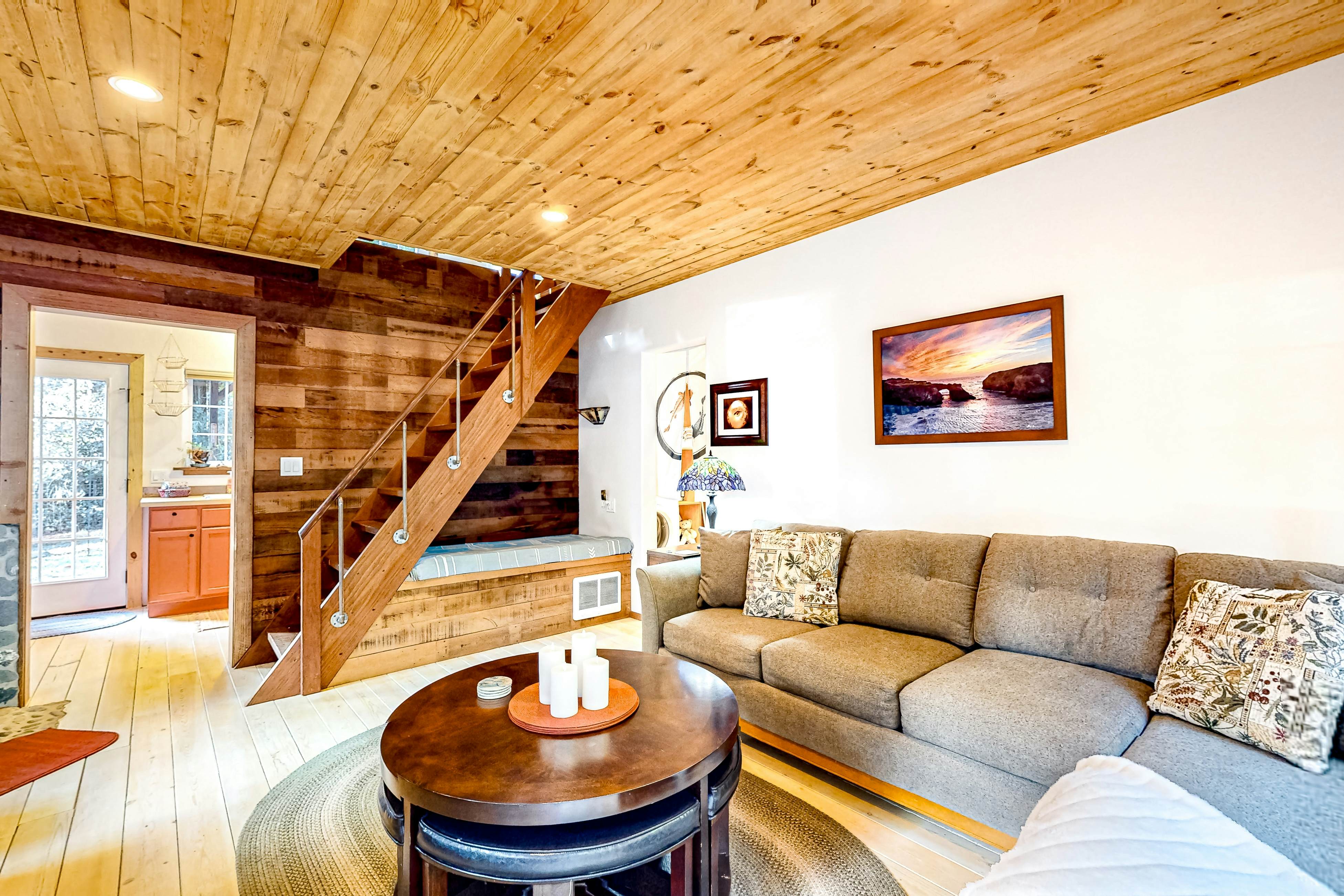 Redwood Cabin Getaway: Outdoor Tub & Dog-Friendly