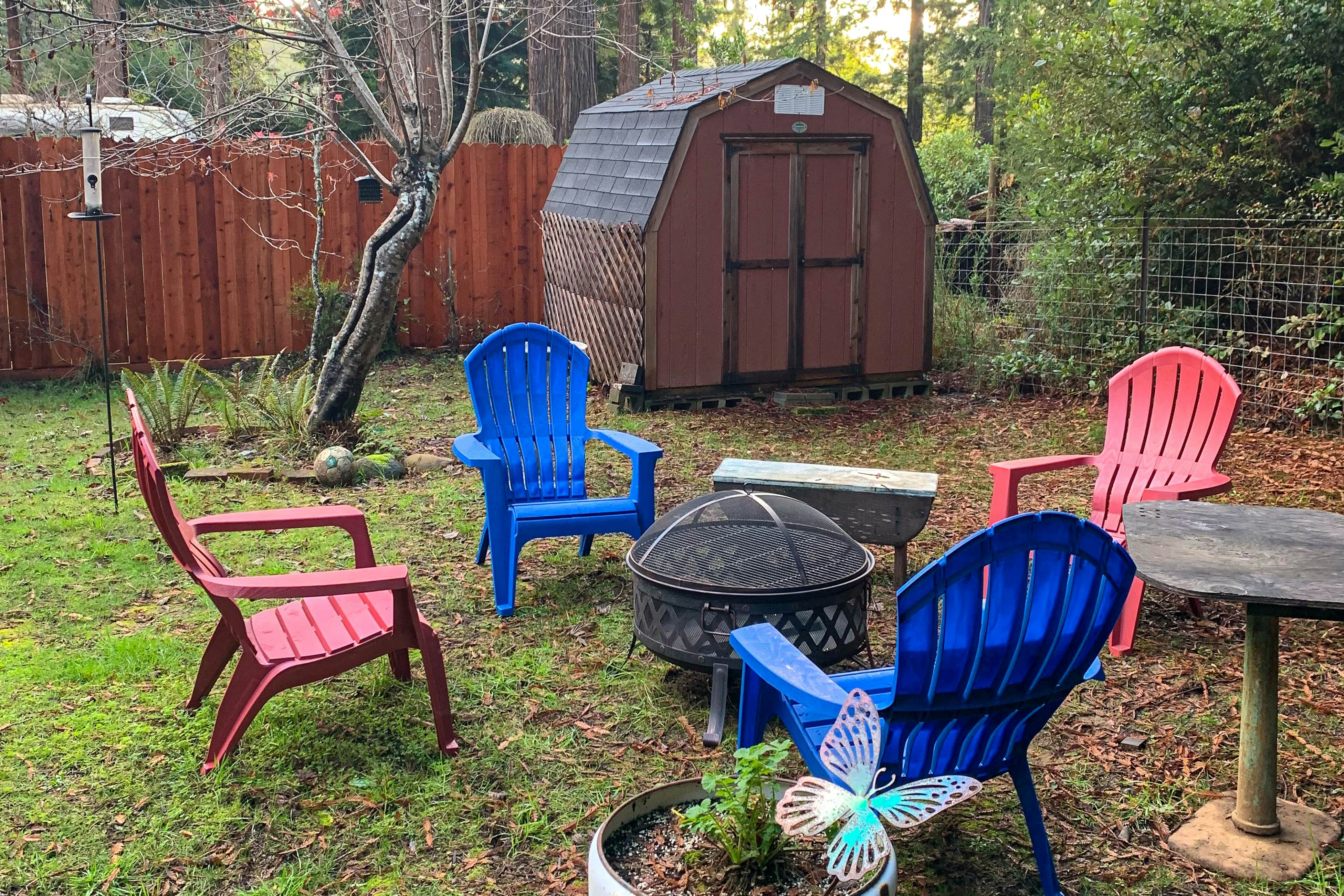 Redwood Cabin Getaway: Outdoor Tub & Dog-Friendly