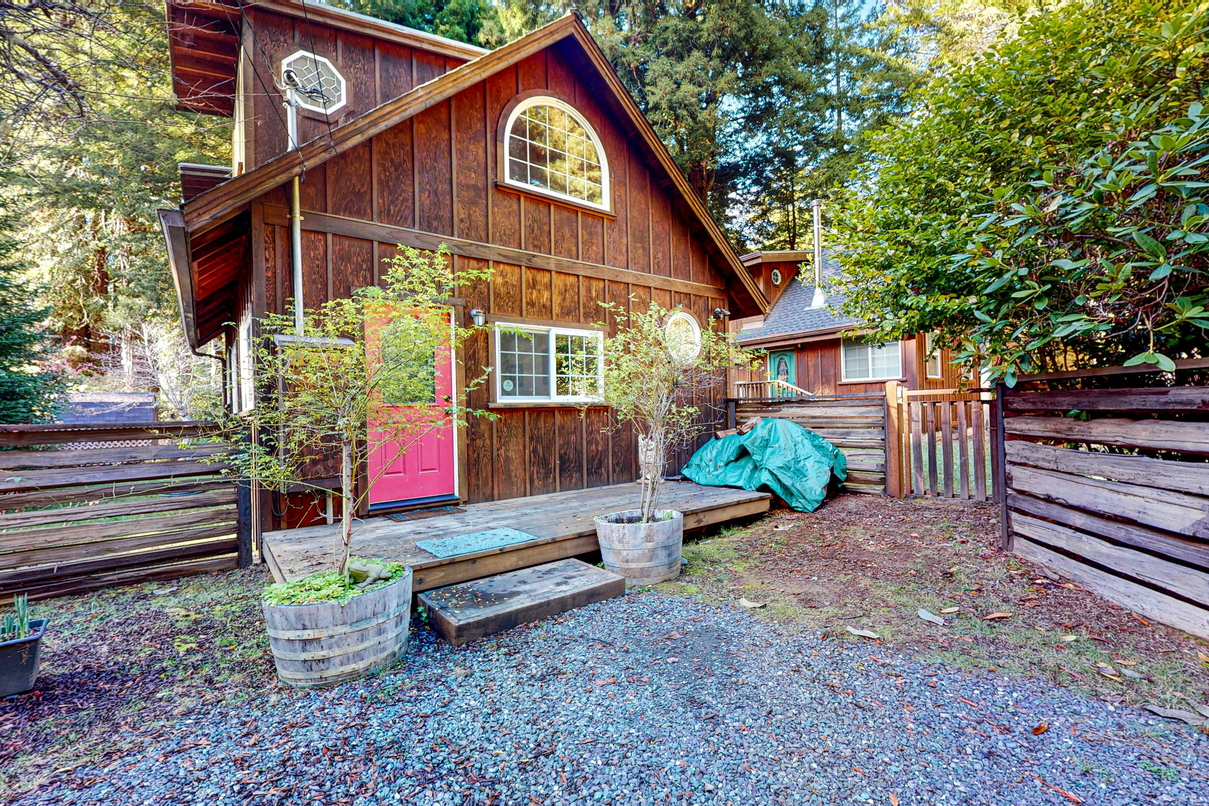 Redwood Cabin Getaway: Outdoor Tub & Dog-Friendly