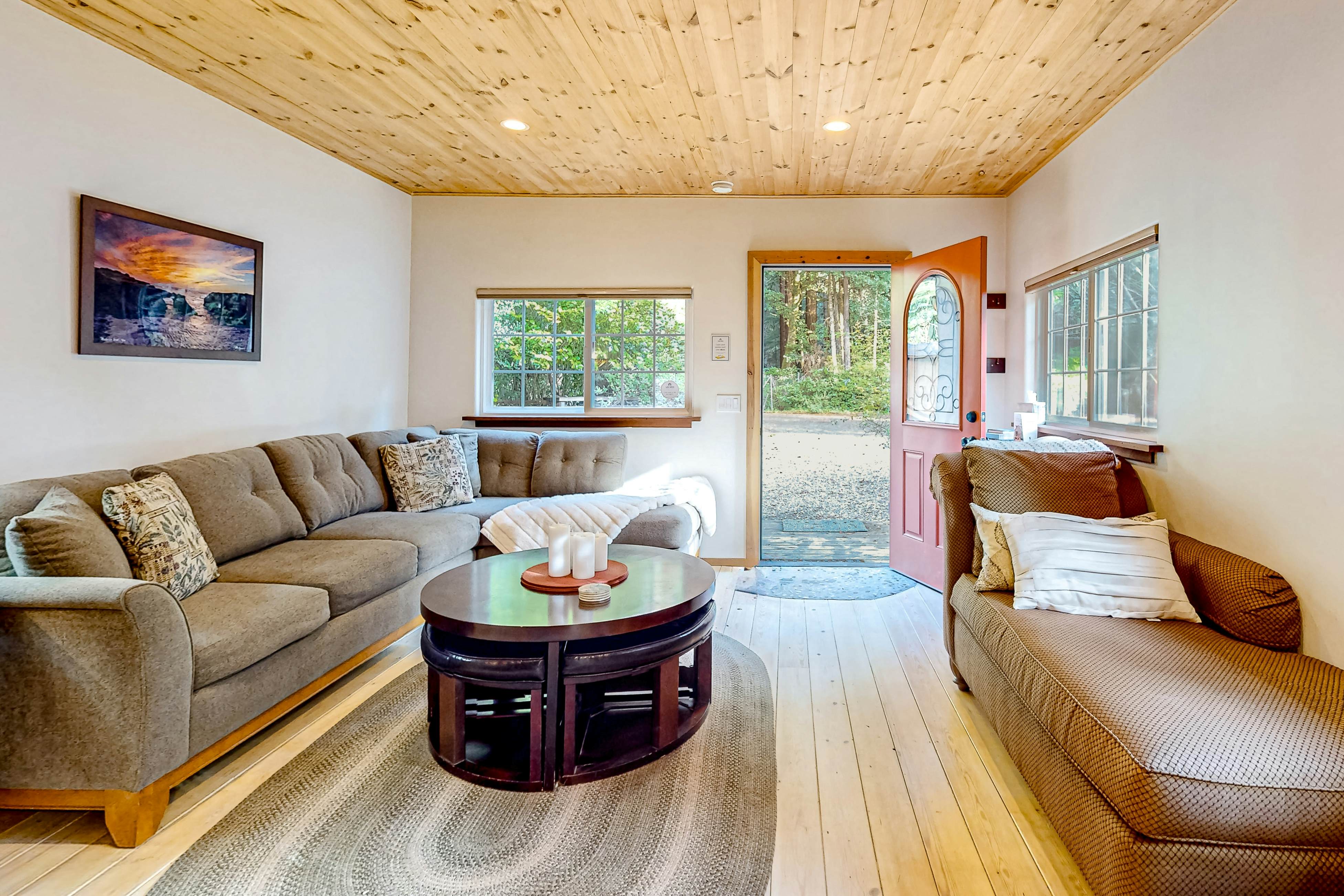 Redwood Cabin Getaway: Outdoor Tub & Dog-Friendly