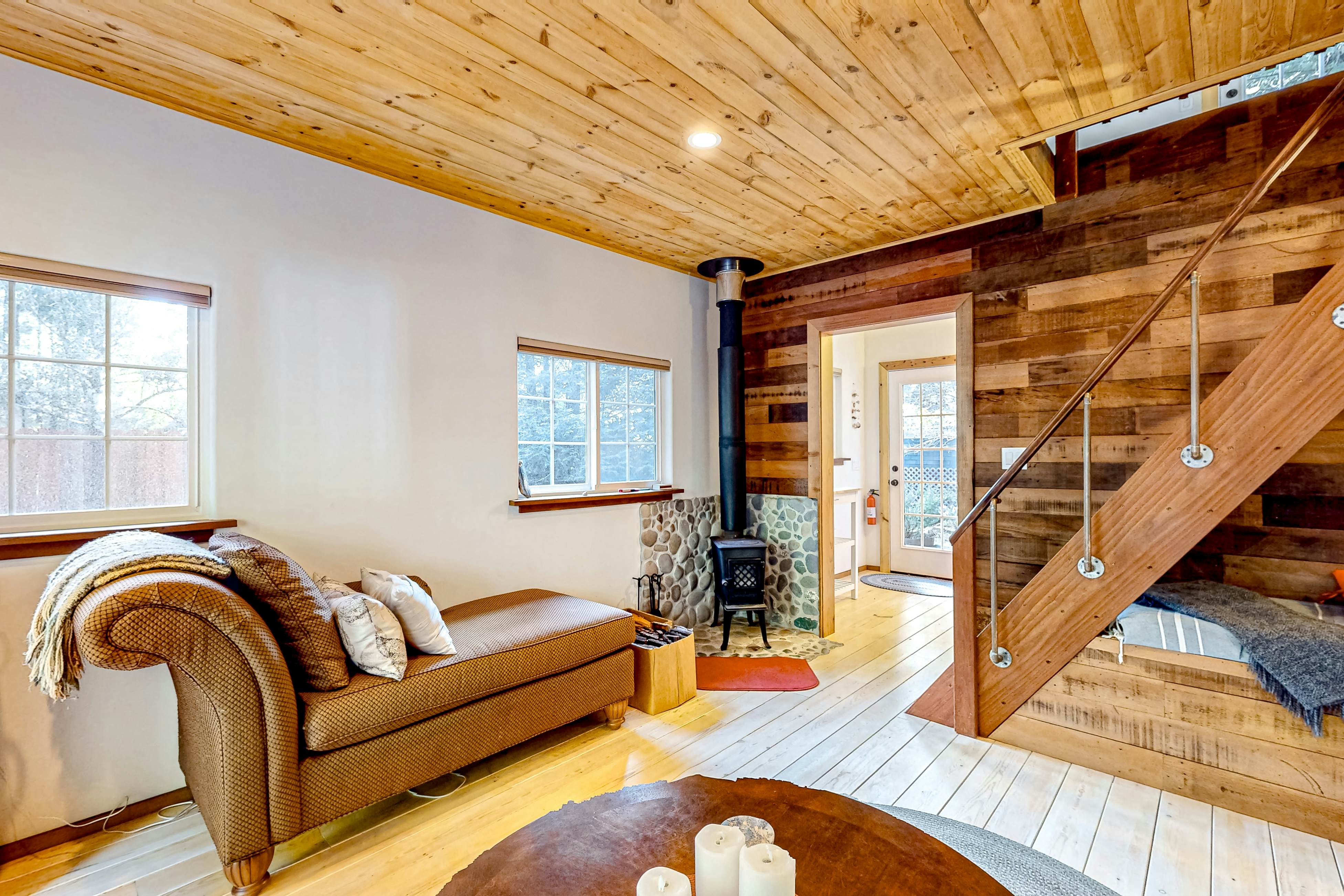 Redwood Cabin Getaway: Outdoor Tub & Dog-Friendly