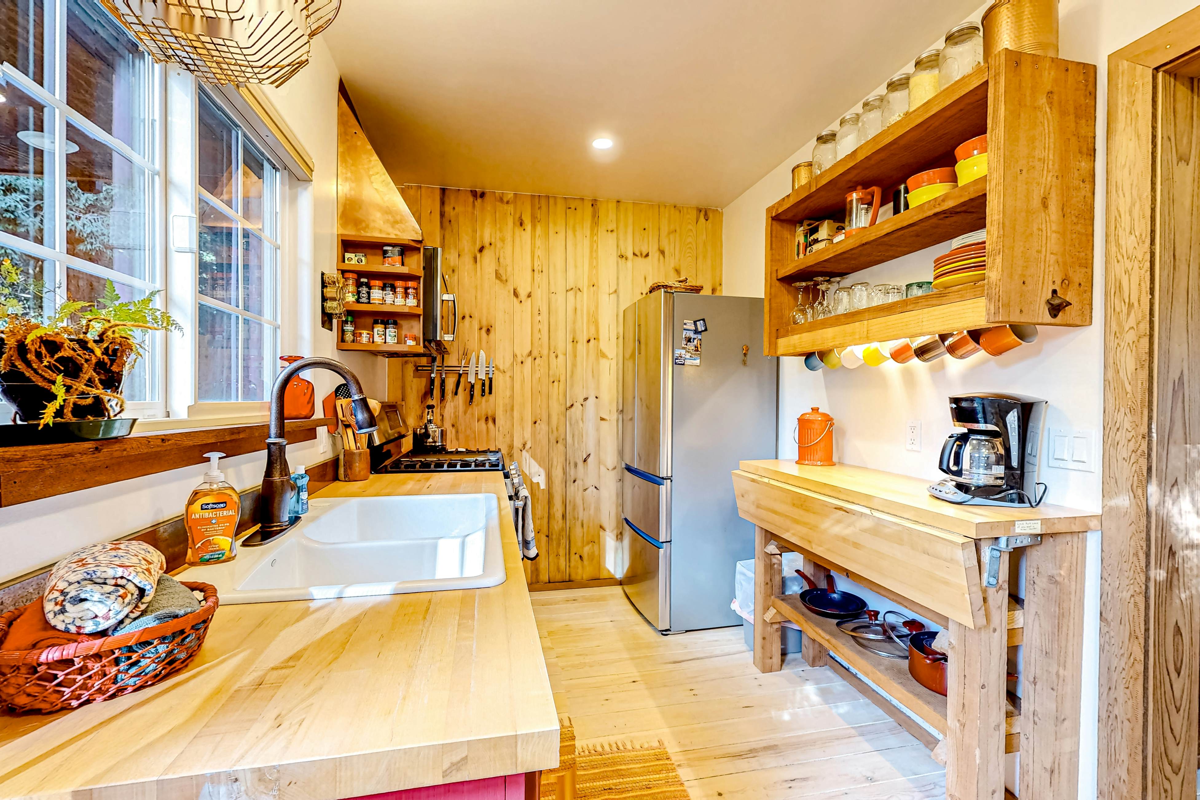 Redwood Cabin Getaway: Outdoor Tub & Dog-Friendly