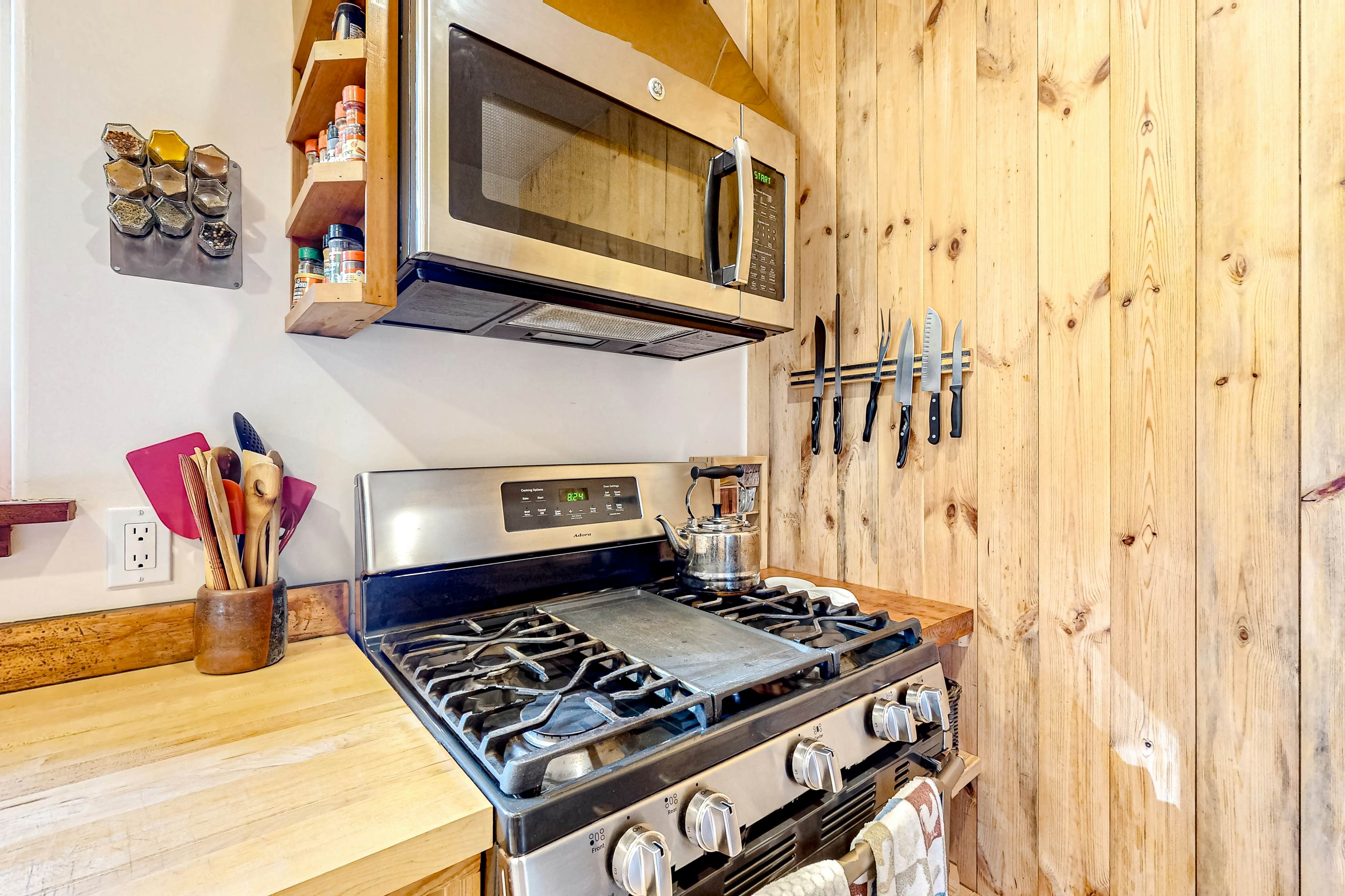 Redwood Cabin Getaway: Outdoor Tub & Dog-Friendly