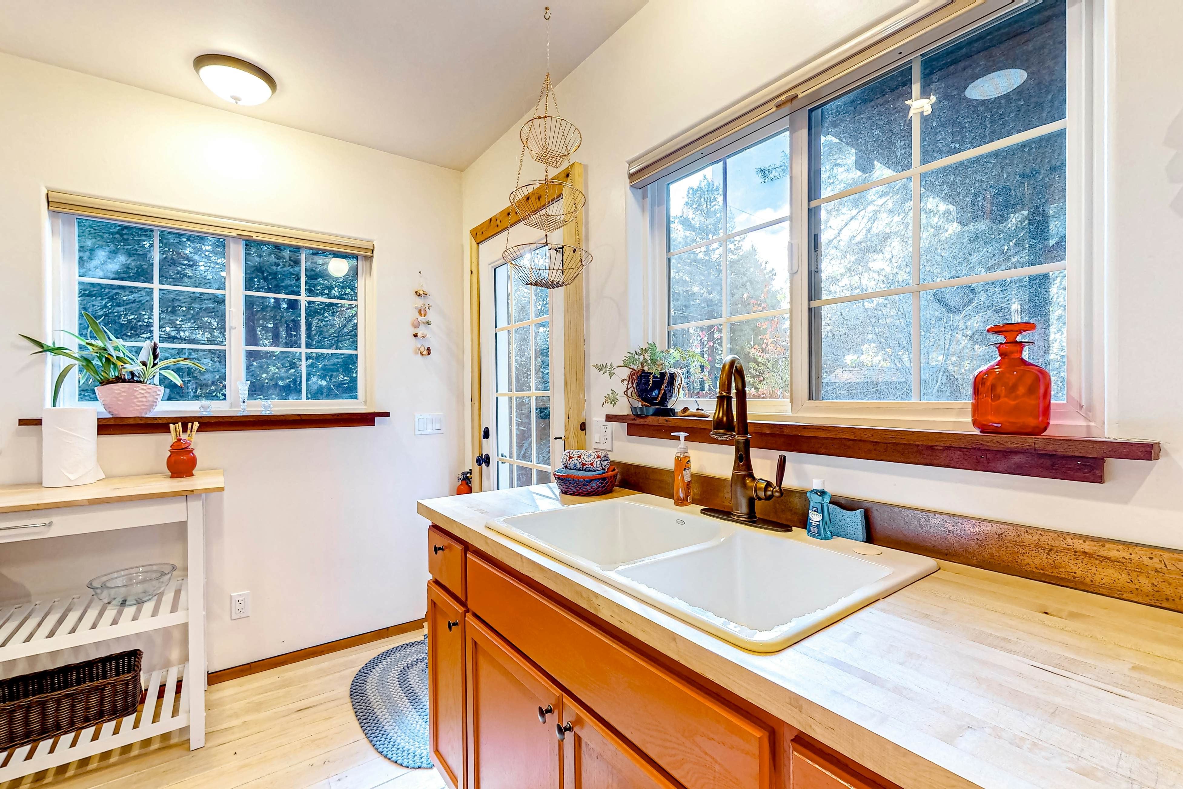 Redwood Cabin Getaway: Outdoor Tub & Dog-Friendly