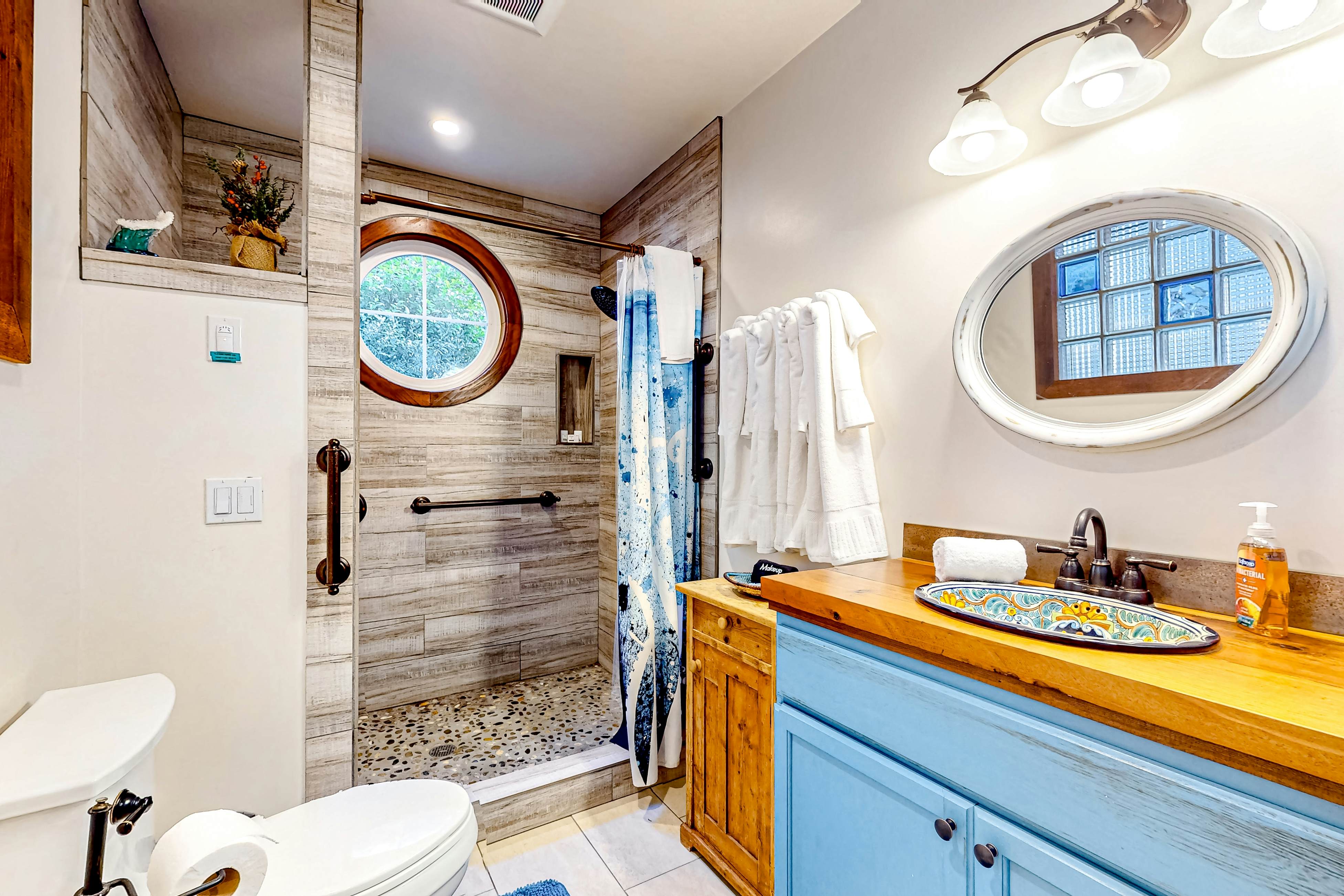 Redwood Cabin Getaway: Outdoor Tub & Dog-Friendly