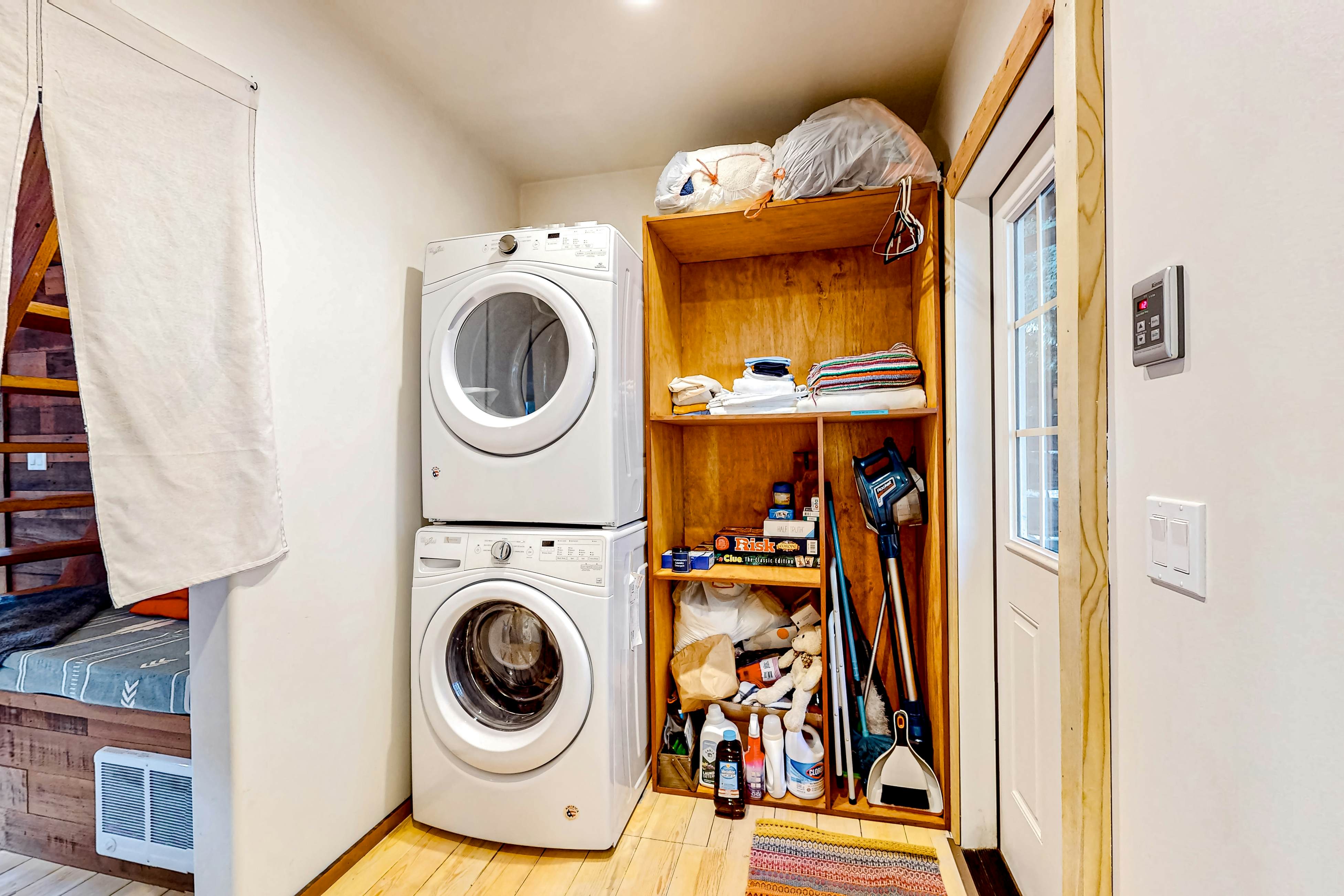 Redwood Cabin Getaway: Outdoor Tub & Dog-Friendly