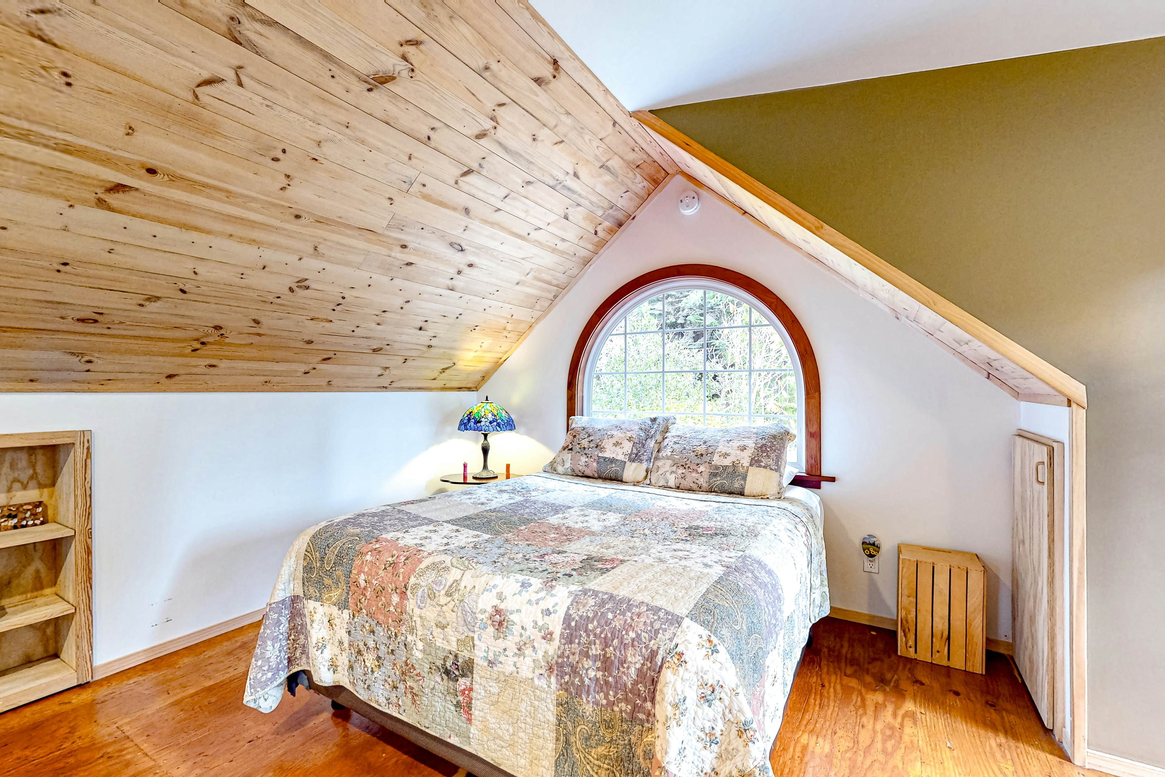 Redwood Cabin Getaway: Outdoor Tub & Dog-Friendly