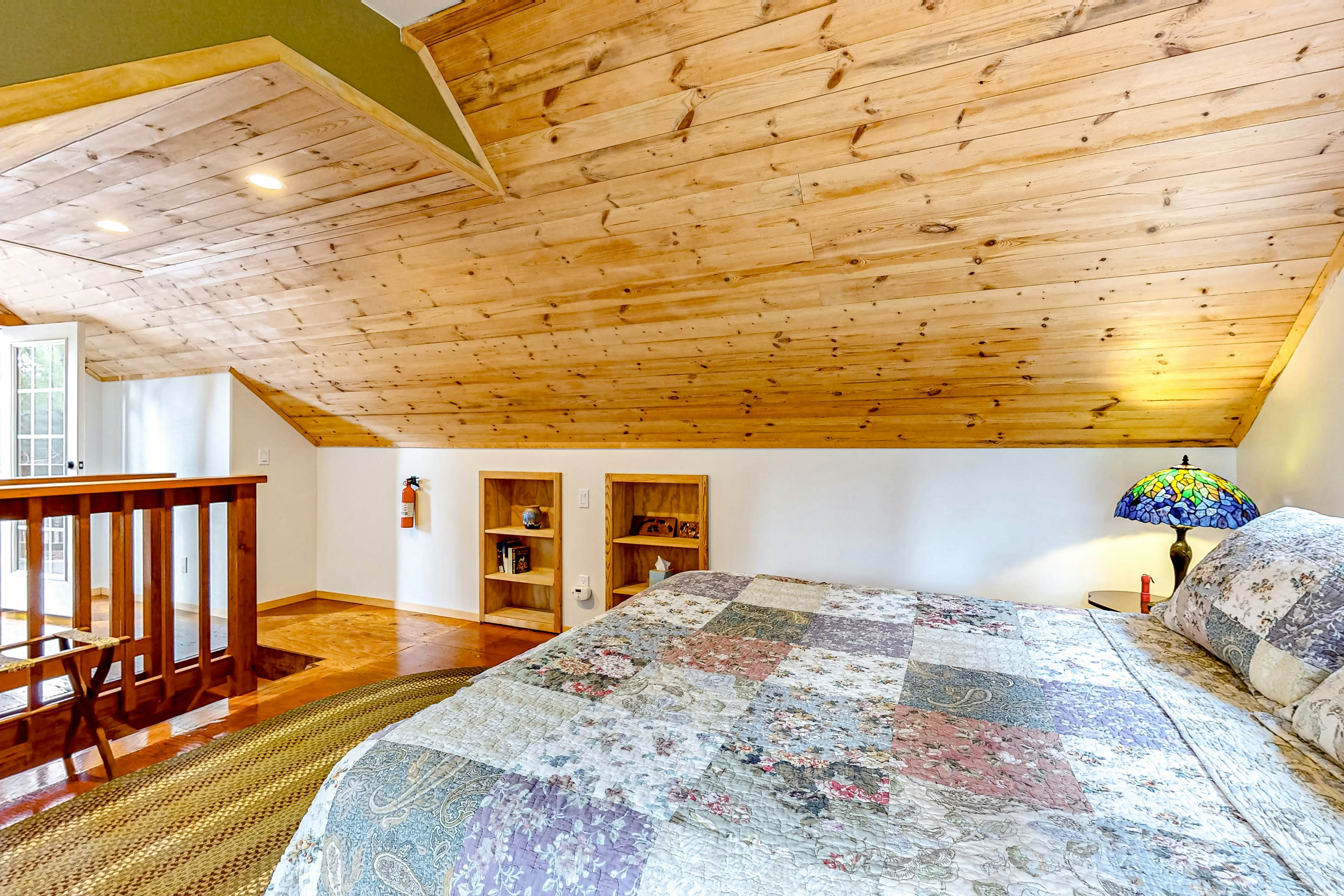 Redwood Cabin Getaway: Outdoor Tub & Dog-Friendly