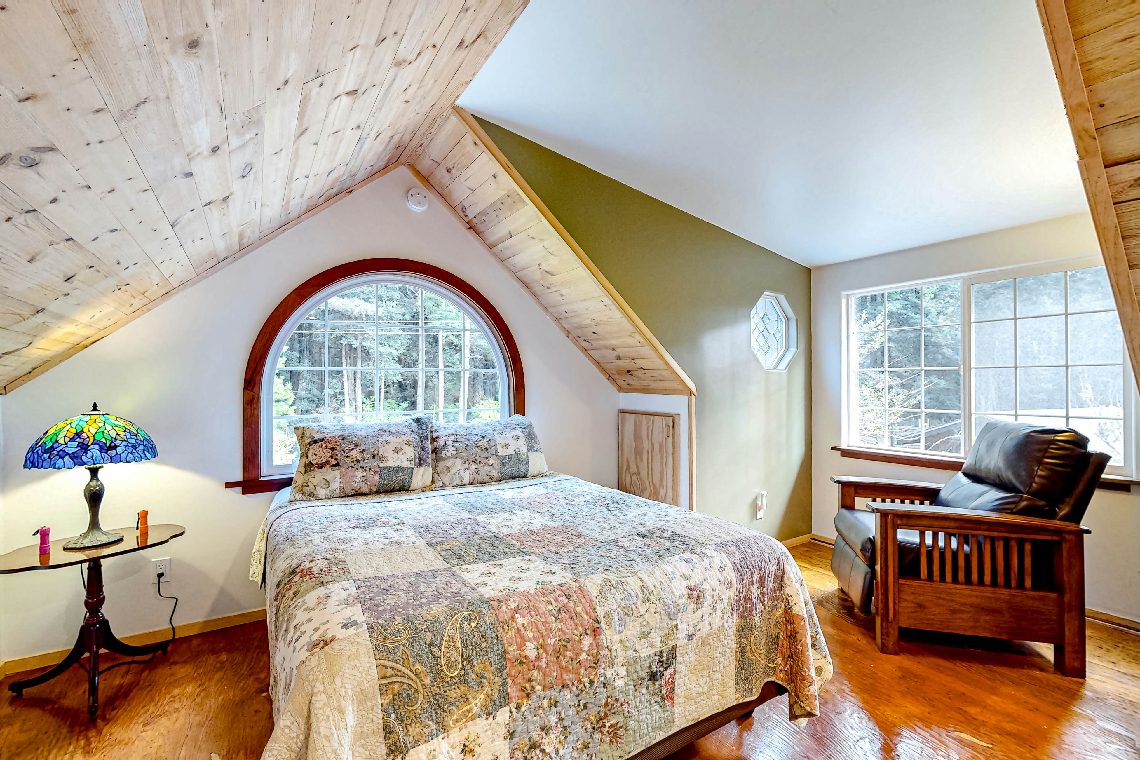 Redwood Cabin Getaway: Outdoor Tub & Dog-Friendly