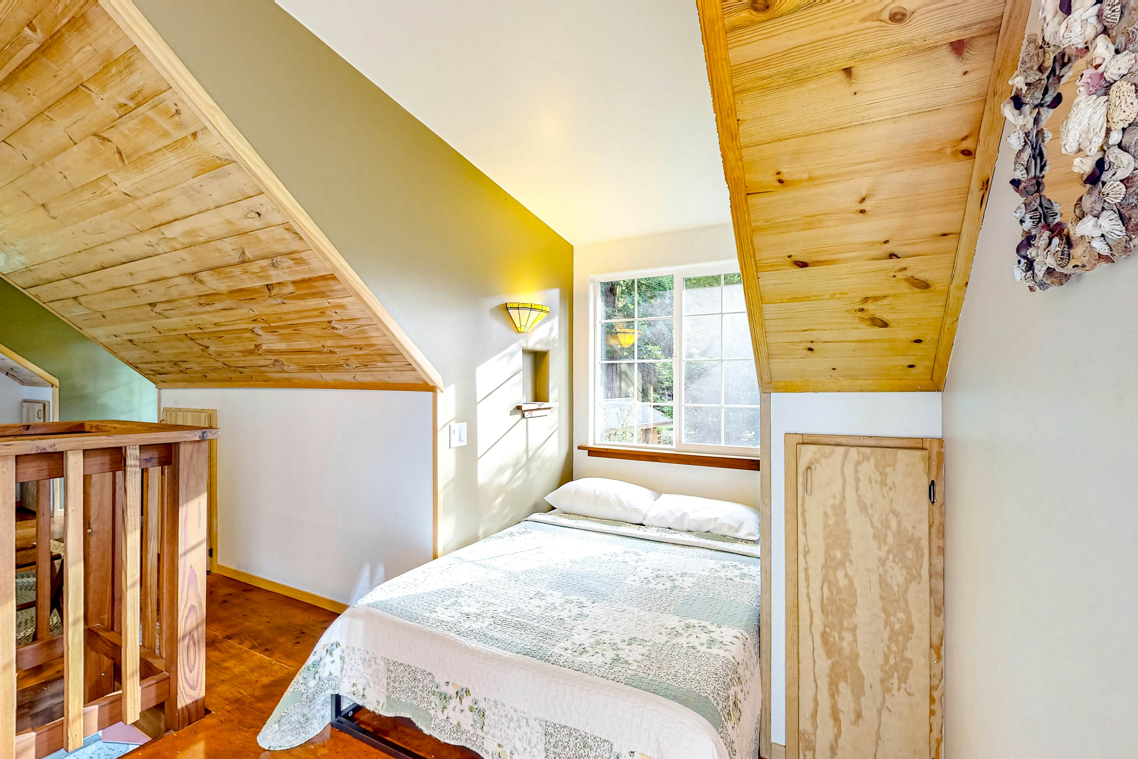 Redwood Cabin Getaway: Outdoor Tub & Dog-Friendly