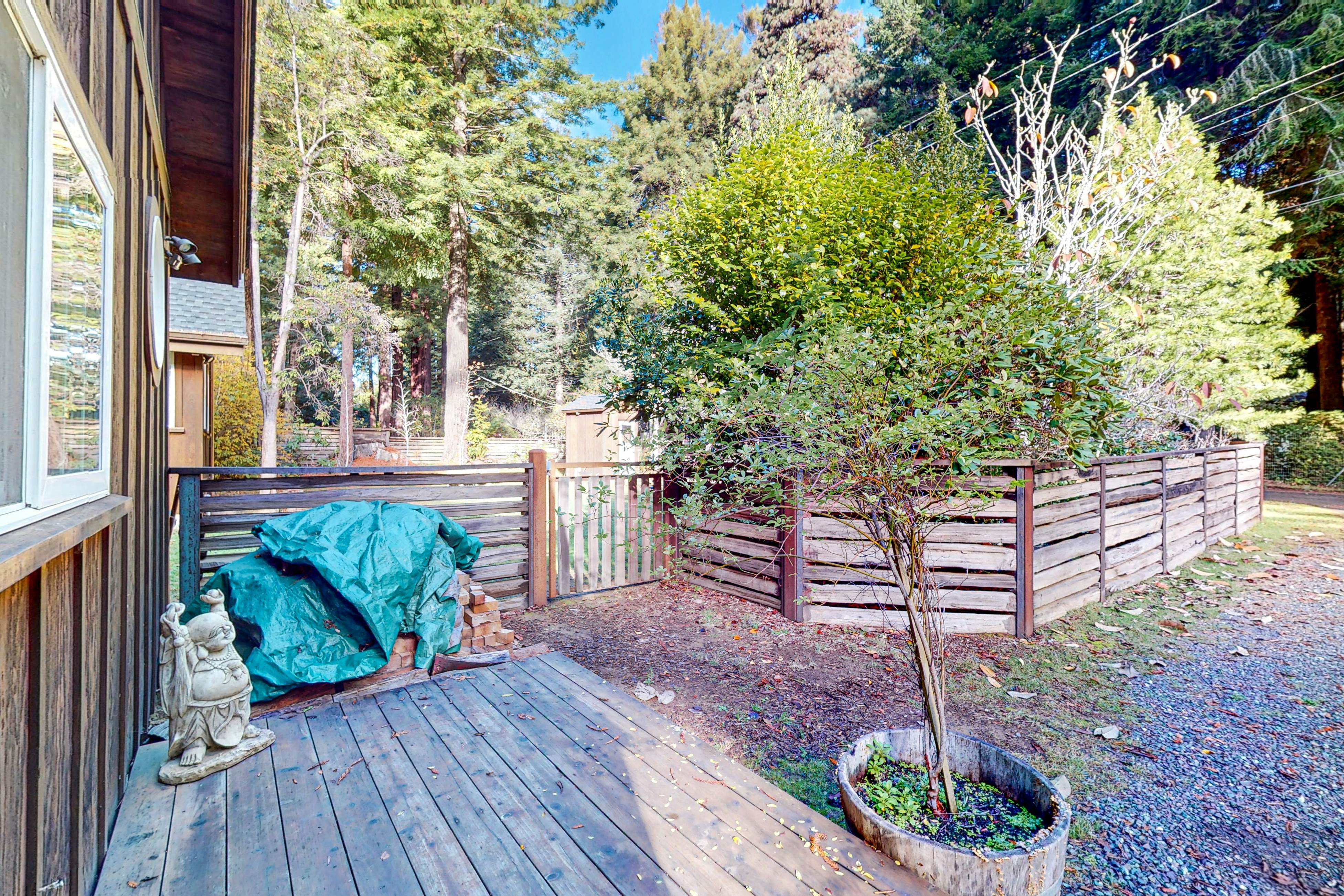 Redwood Cabin Getaway: Outdoor Tub & Dog-Friendly