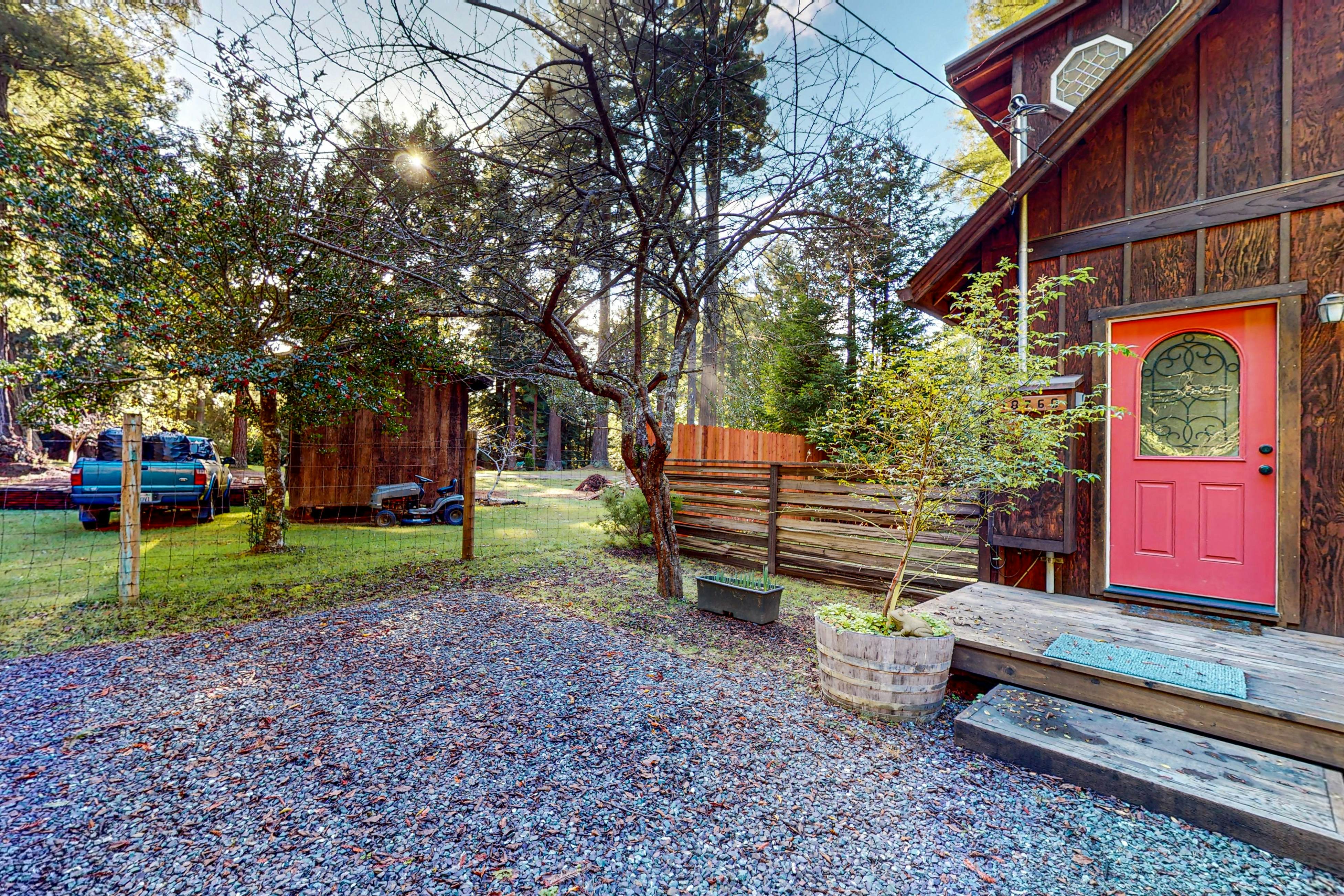 Redwood Cabin Getaway: Outdoor Tub & Dog-Friendly