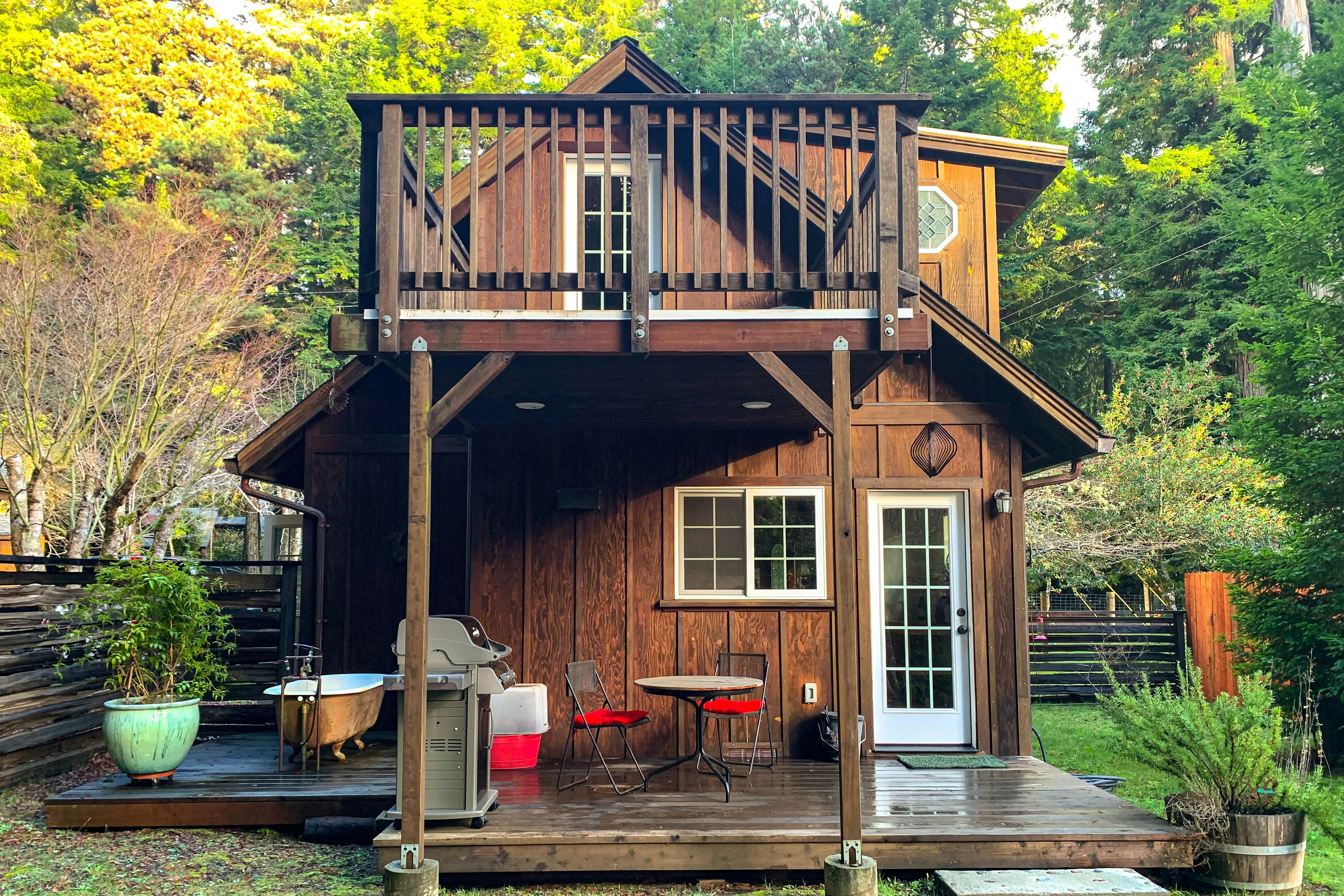 Redwood Cabin Getaway: Outdoor Tub & Dog-Friendly