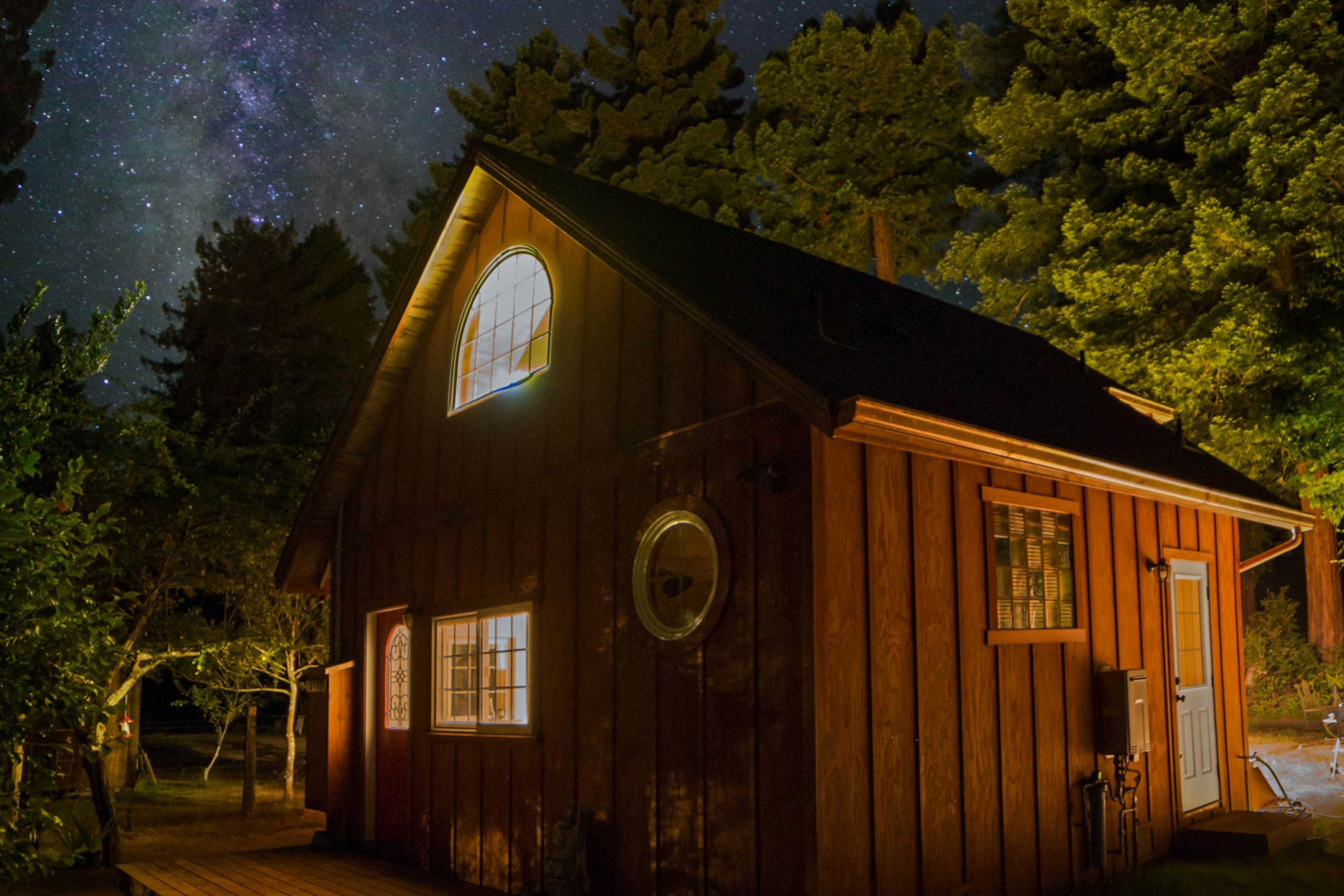 Redwood Cabin Getaway: Outdoor Tub & Dog-Friendly