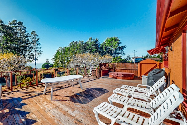 Oceanview home - Hot tub & Steps to Russian Gulch