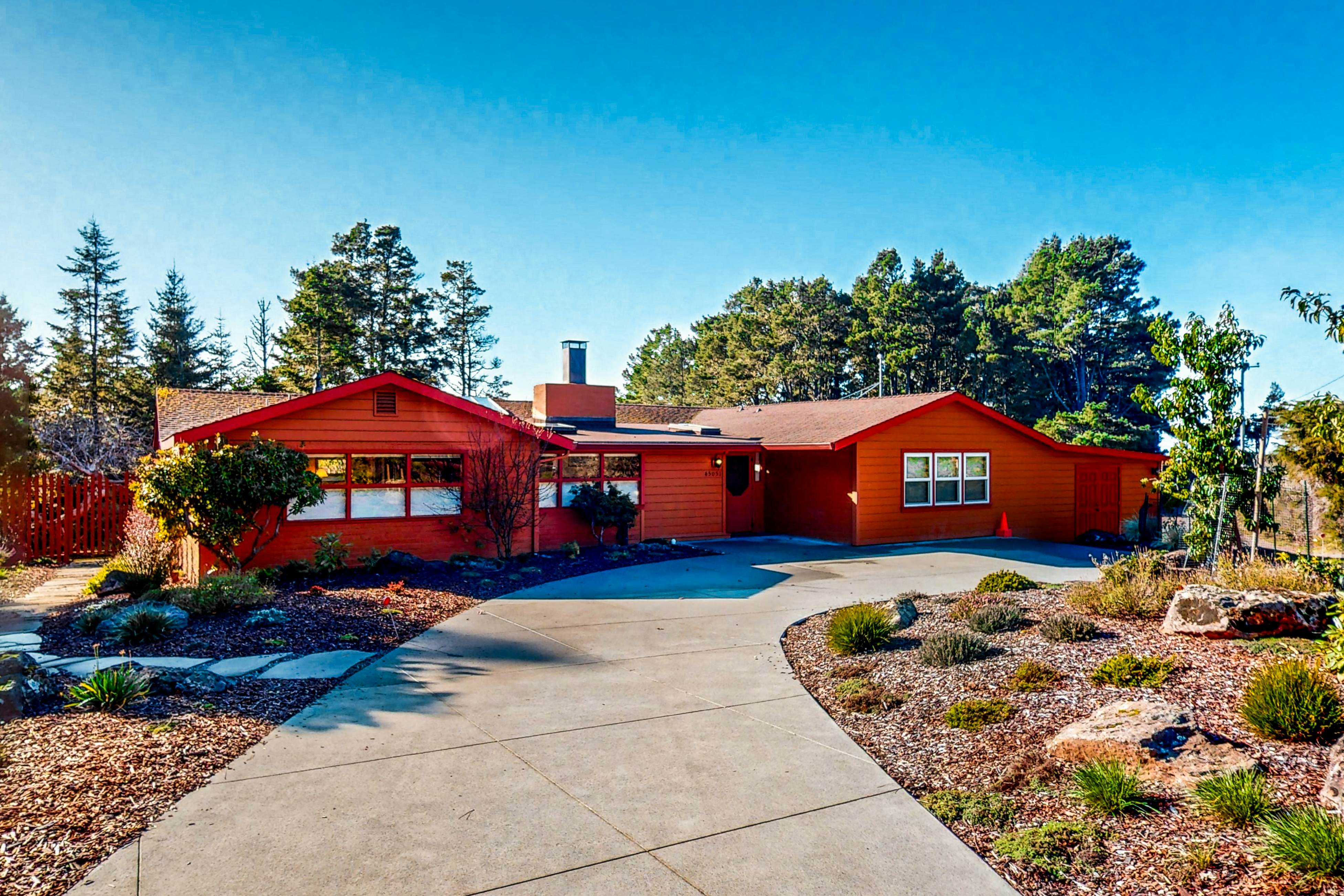 Ocean view home steps to State Park with hot tub