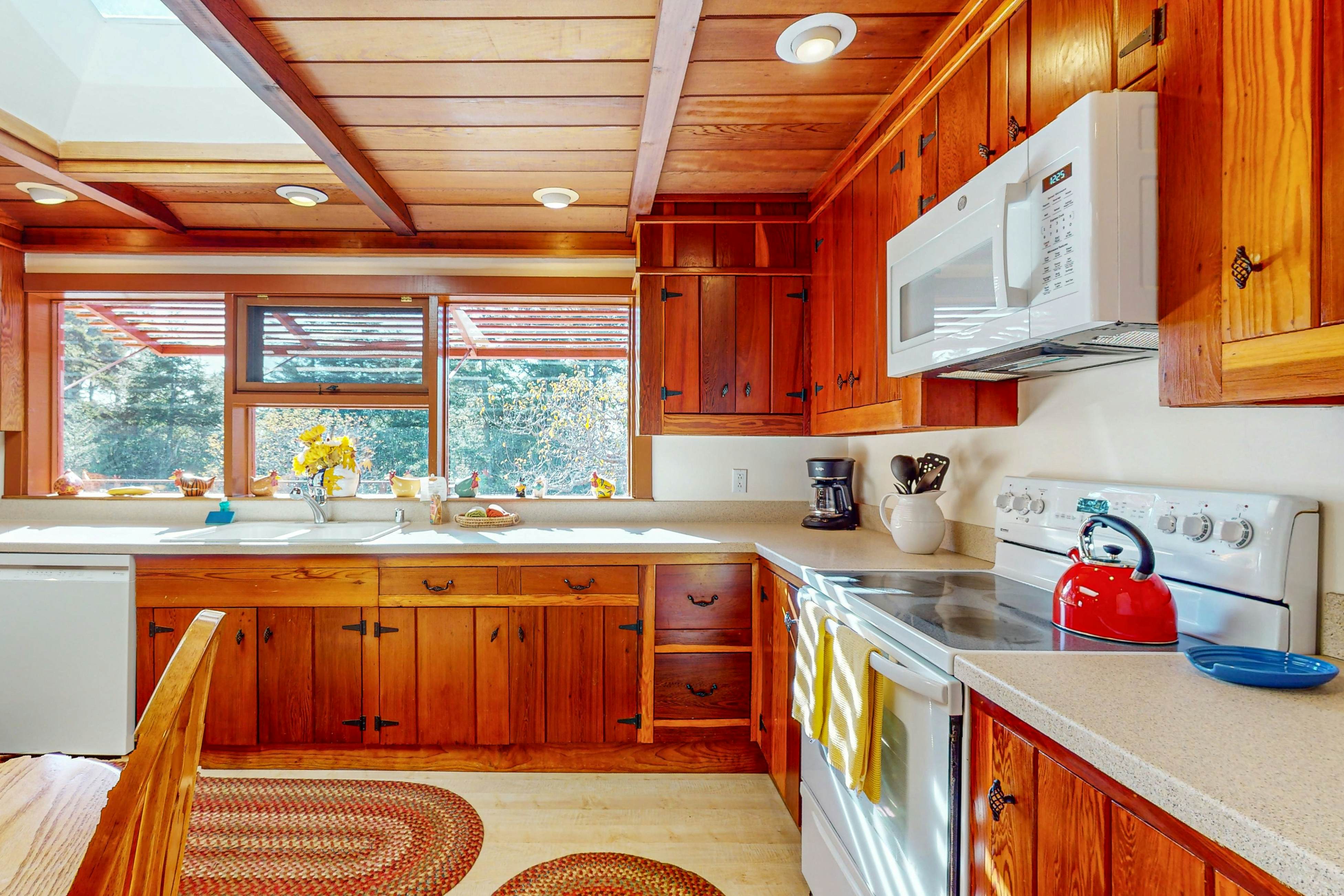 Ocean view home steps to State Park with hot tub