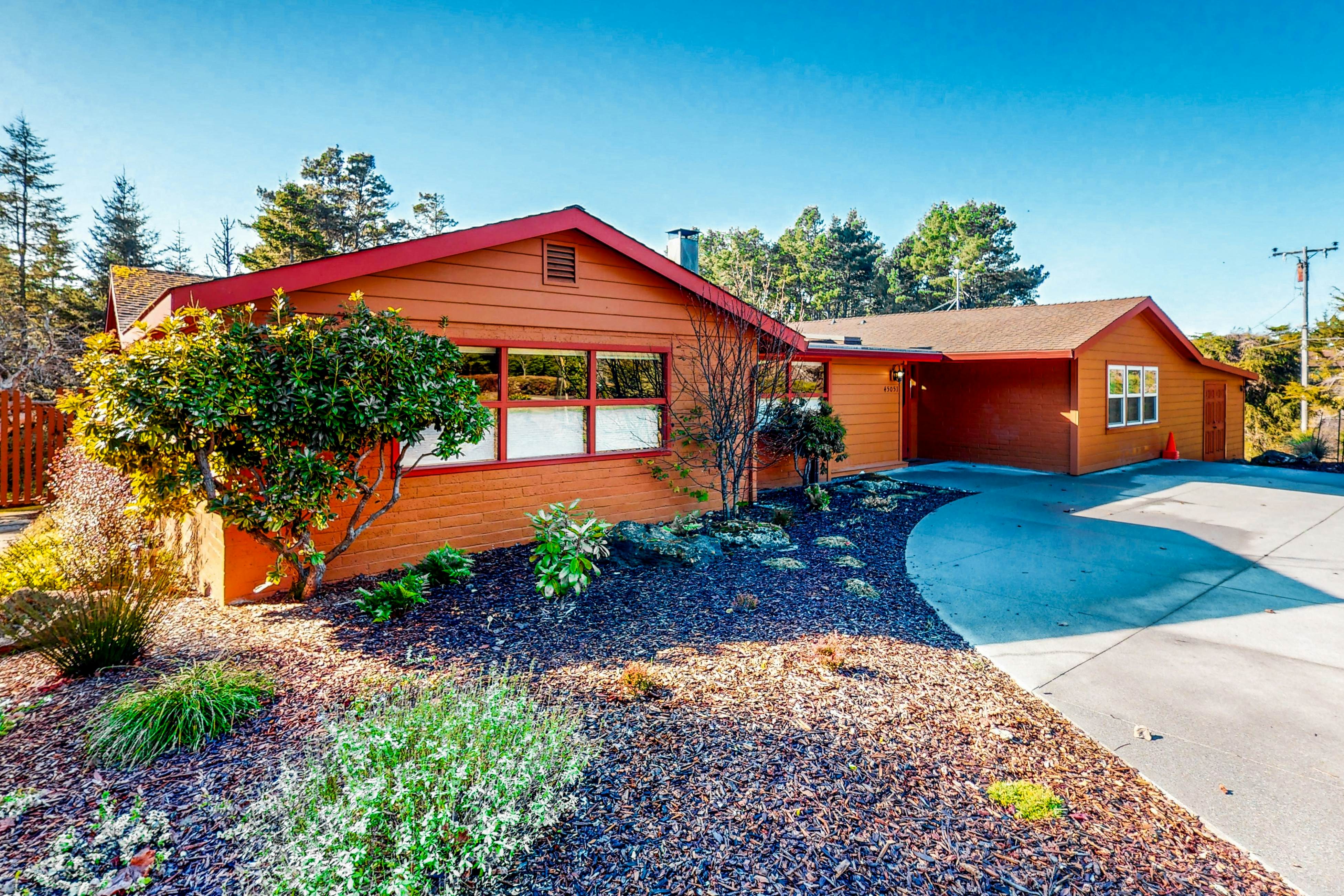 Ocean view home steps to State Park with hot tub