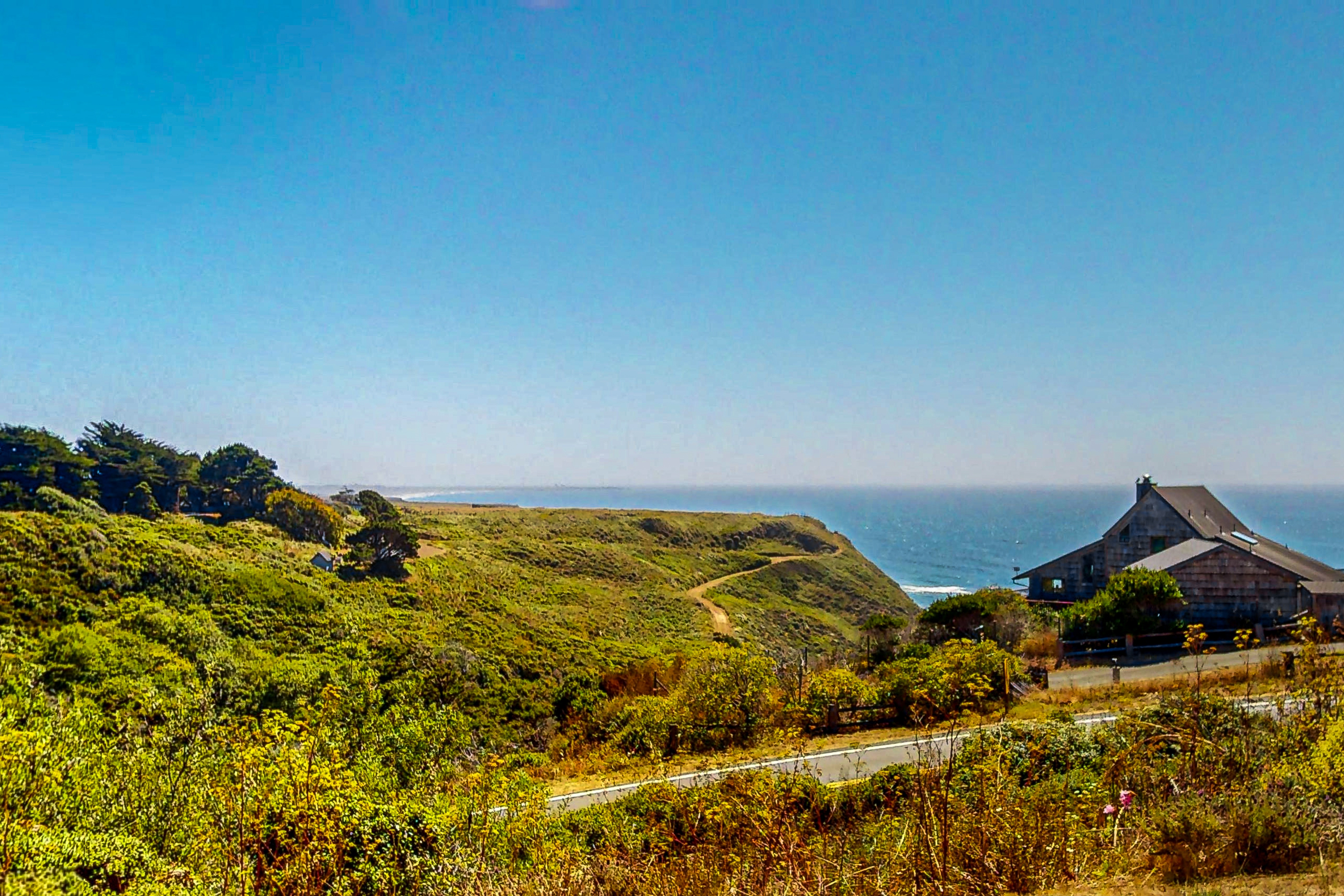 Coastal Haven-Panoramic Ocean View, Hot Tub, Grill