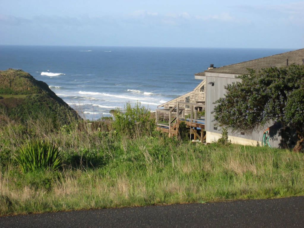 Coastal Haven-Panoramic Ocean View, Hot Tub, Grill