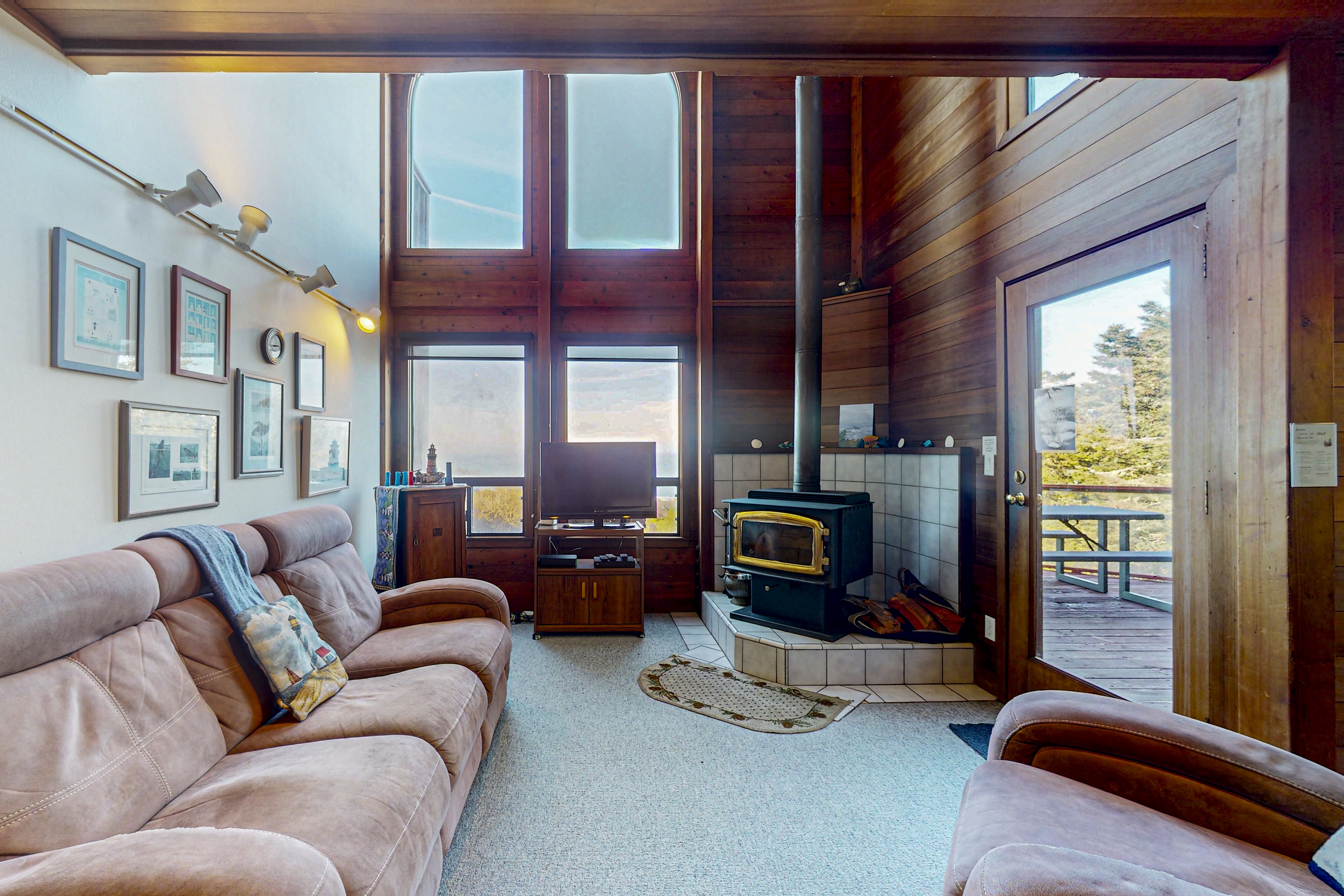 Ocean view home with Fireplace, Hot Tub, Deck