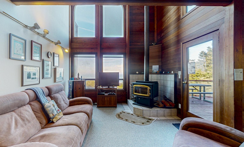 Ocean view home with Fireplace, Hot Tub, Deck