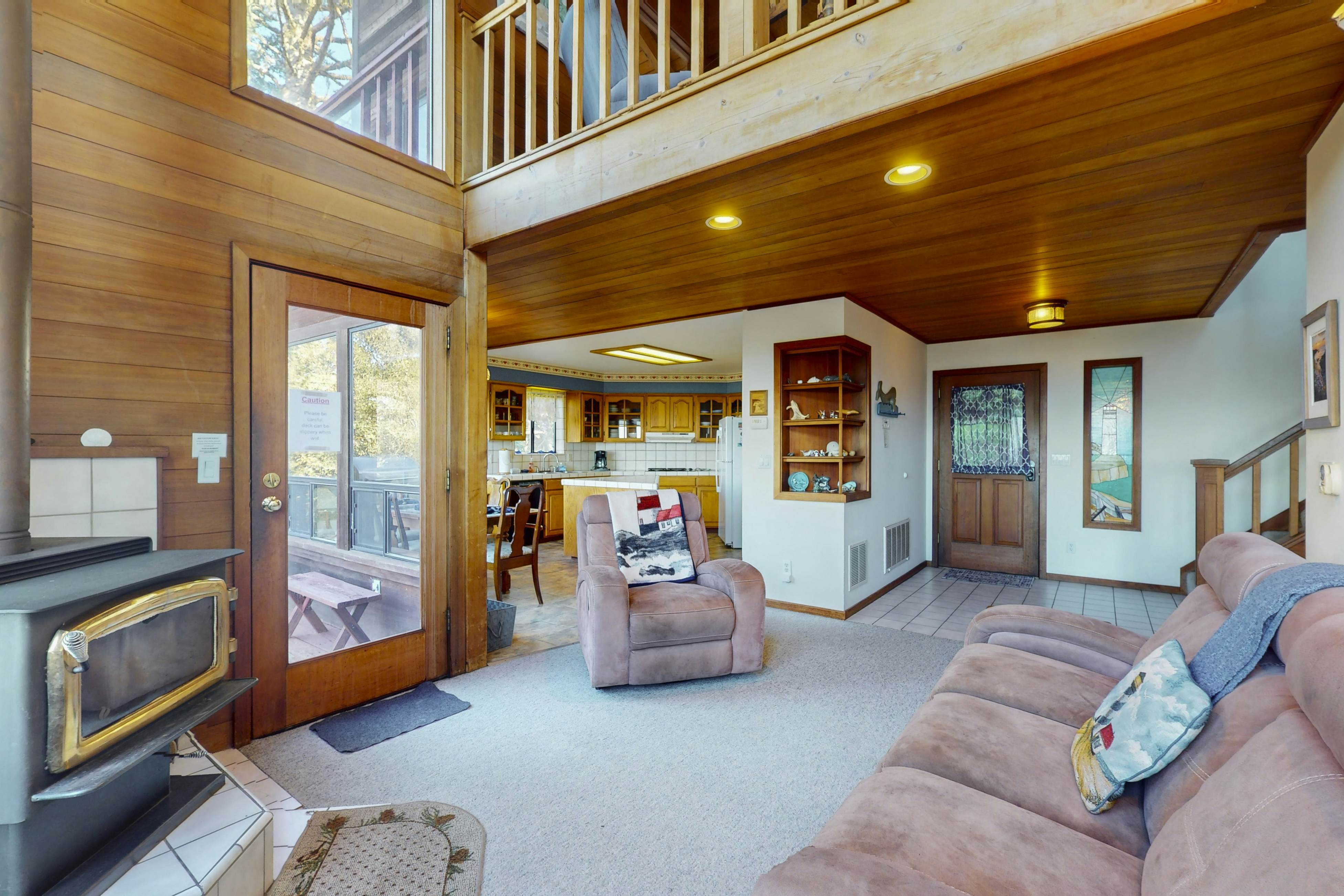 Ocean view home with Fireplace, Hot Tub, Deck