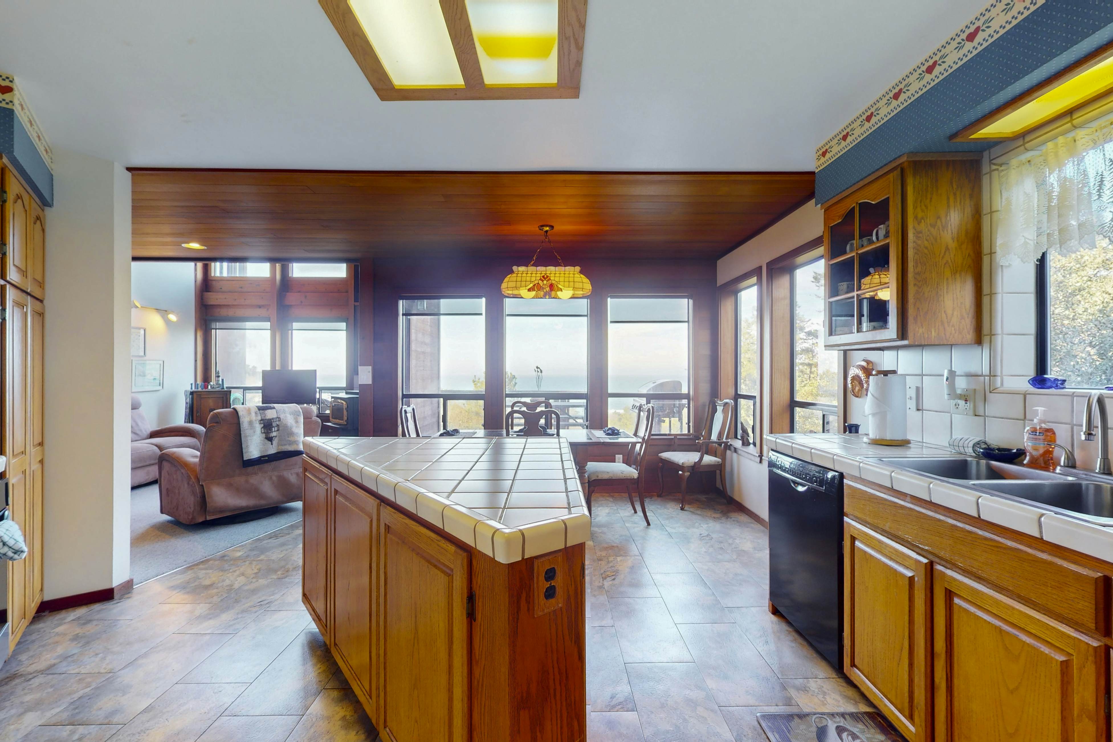 Ocean view home with Fireplace, Hot Tub, Deck