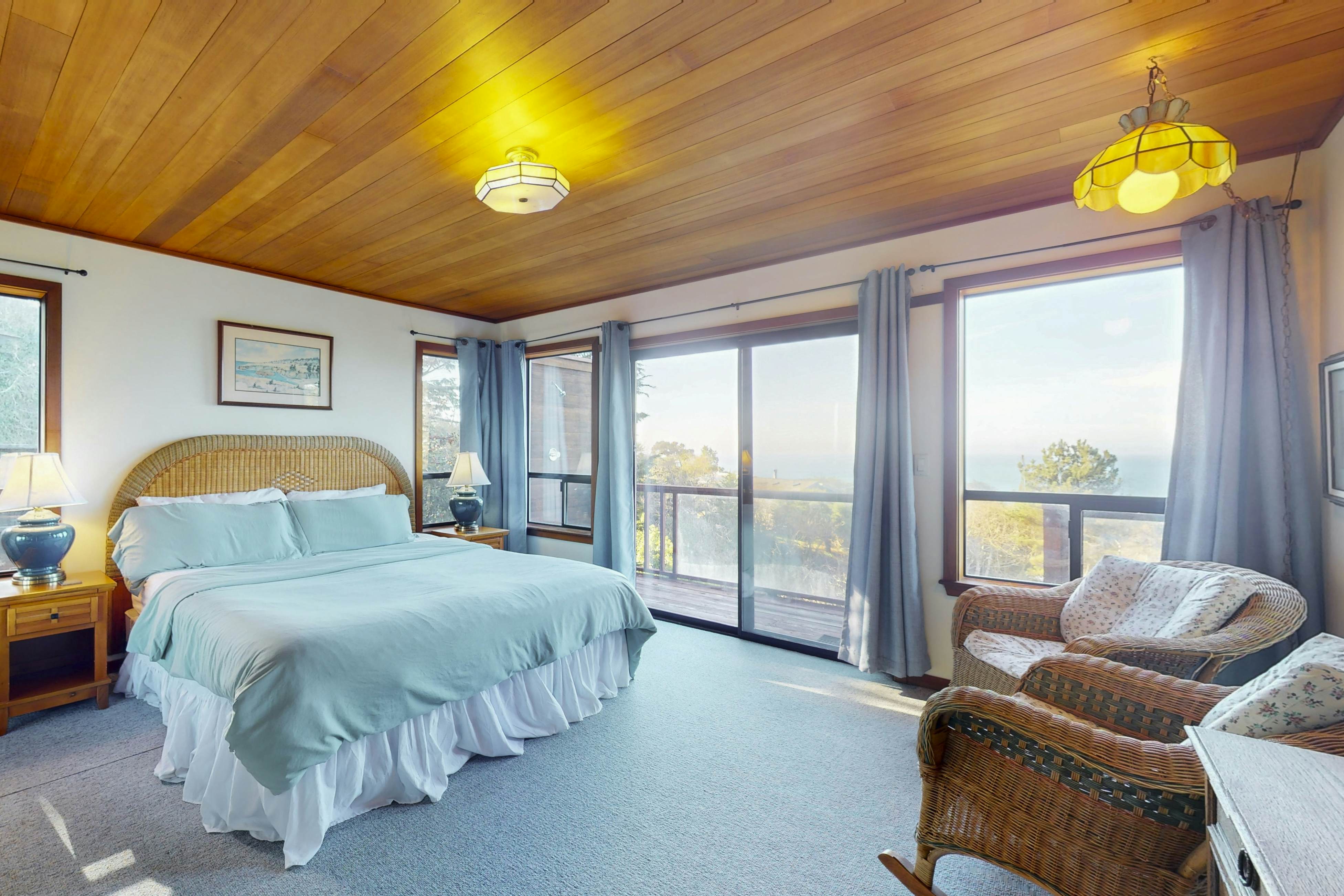 Ocean view home with Fireplace, Hot Tub, Deck