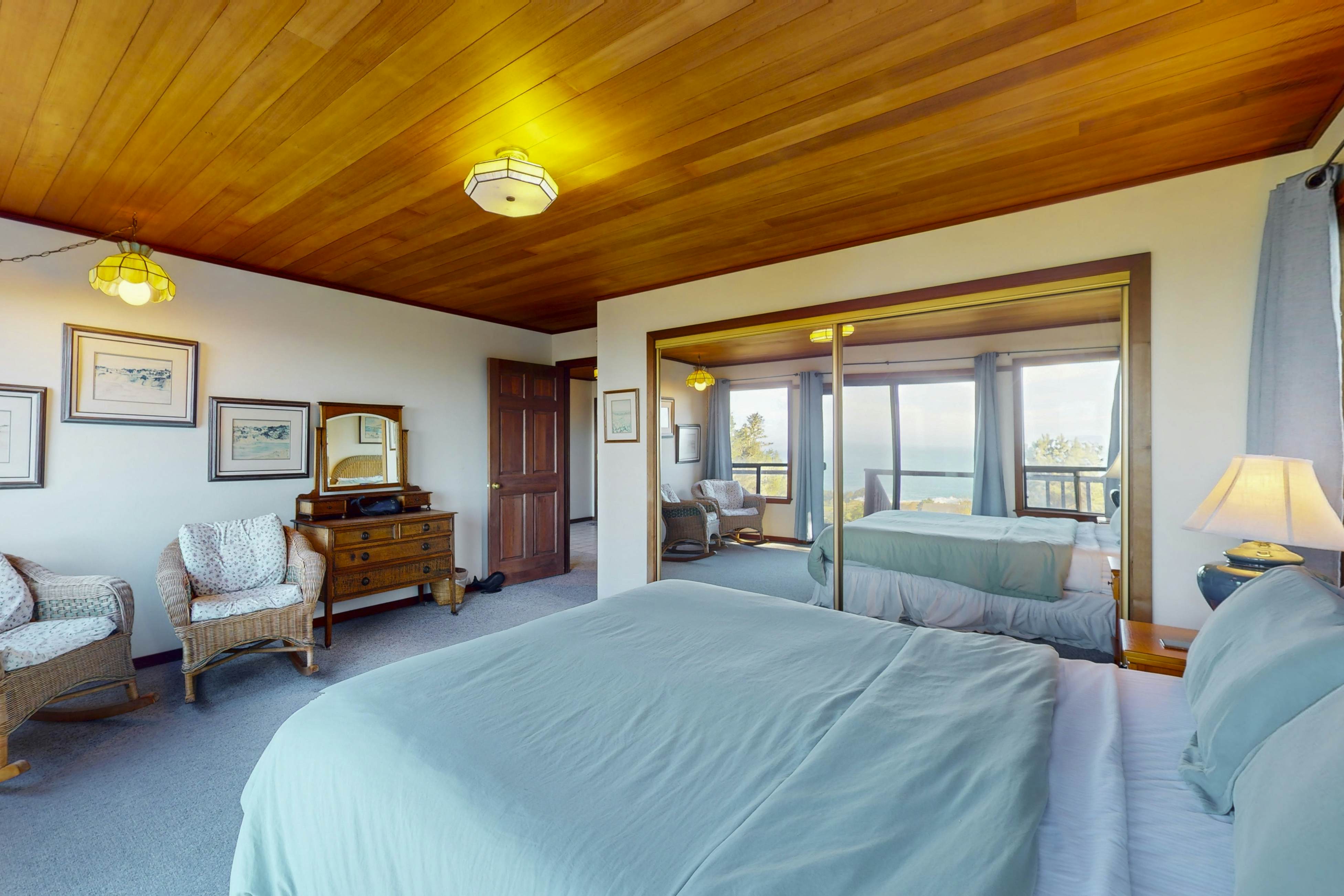 Ocean view home with Fireplace, Hot Tub, Deck