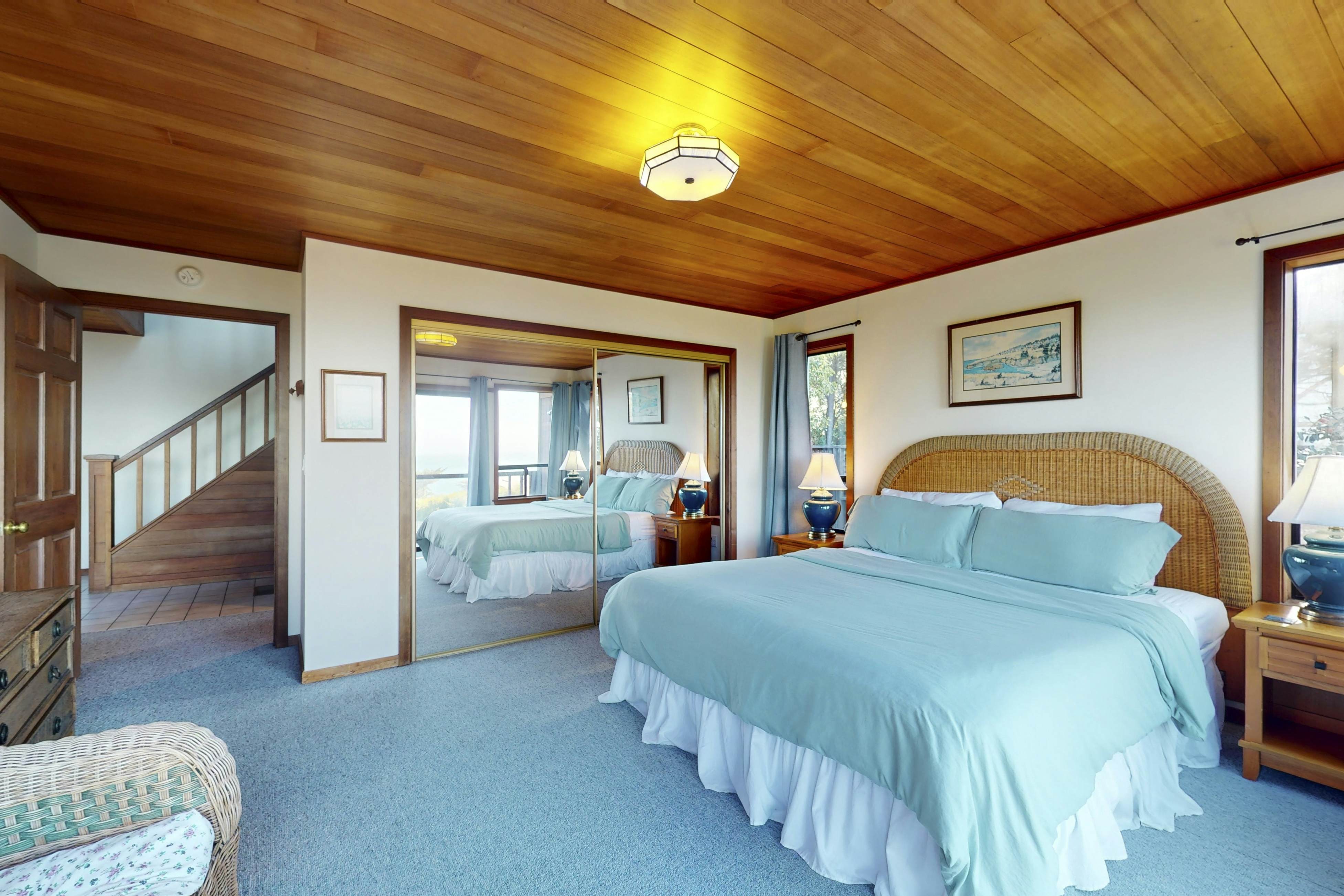 Ocean view home with Fireplace, Hot Tub, Deck