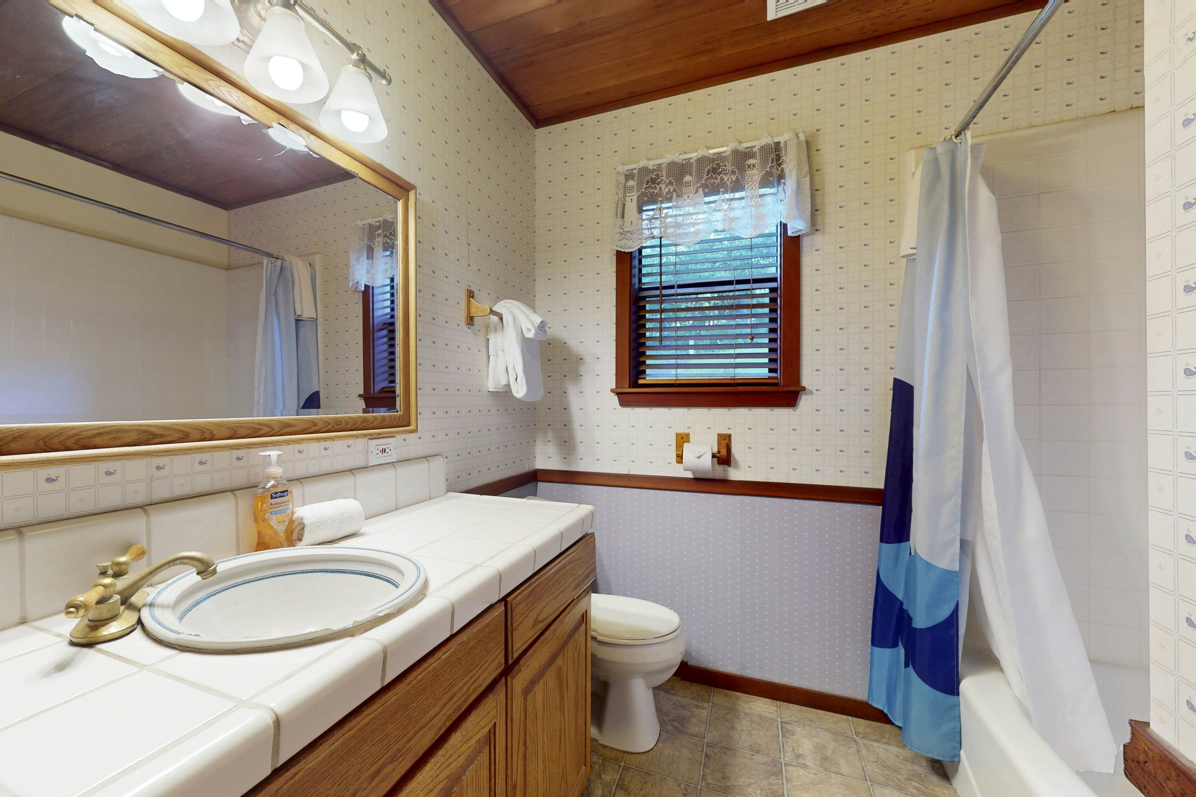 Ocean view home with Fireplace, Hot Tub, Deck