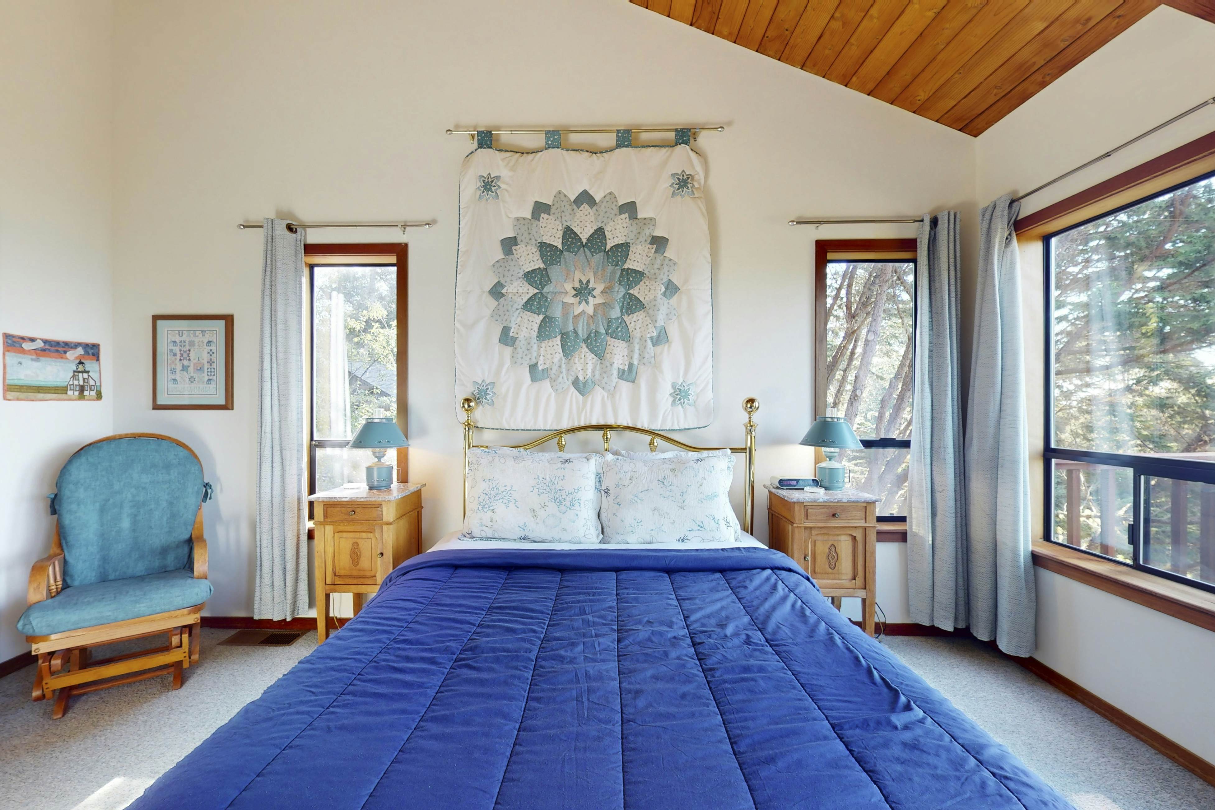 Ocean view home with Fireplace, Hot Tub, Deck