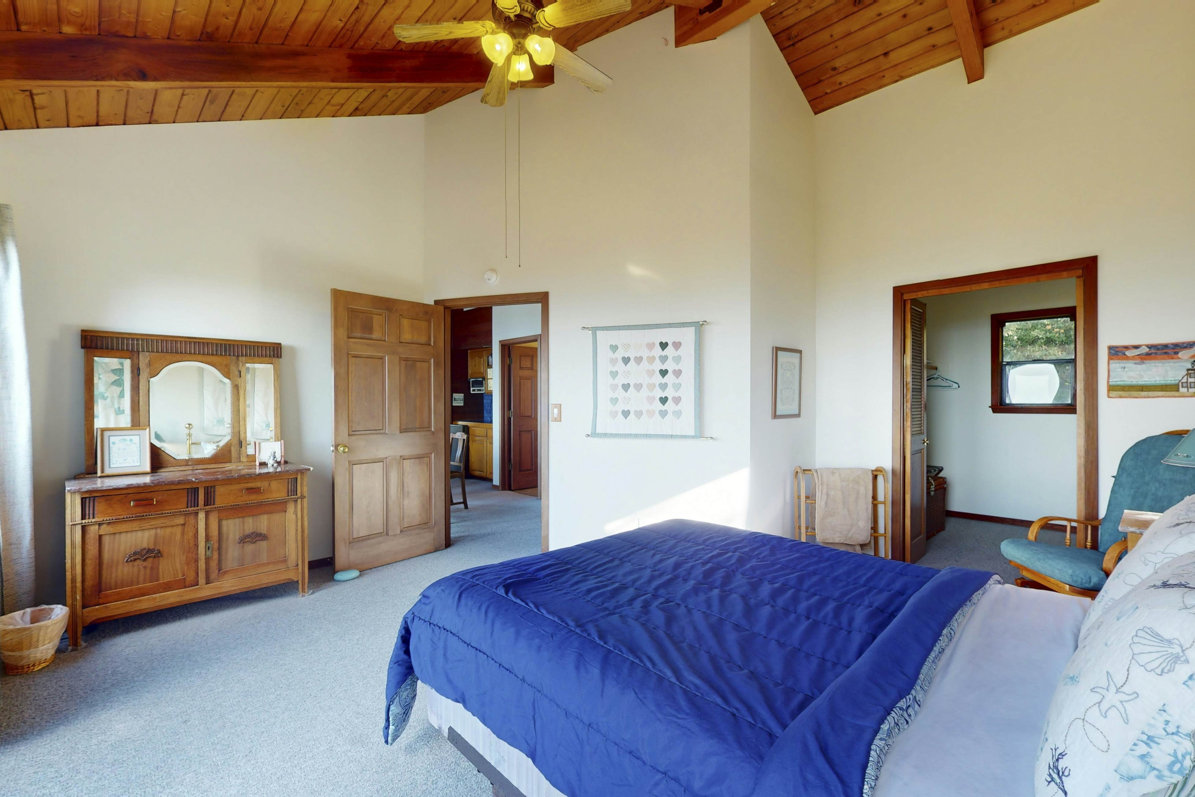 Ocean view home with Fireplace, Hot Tub, Deck