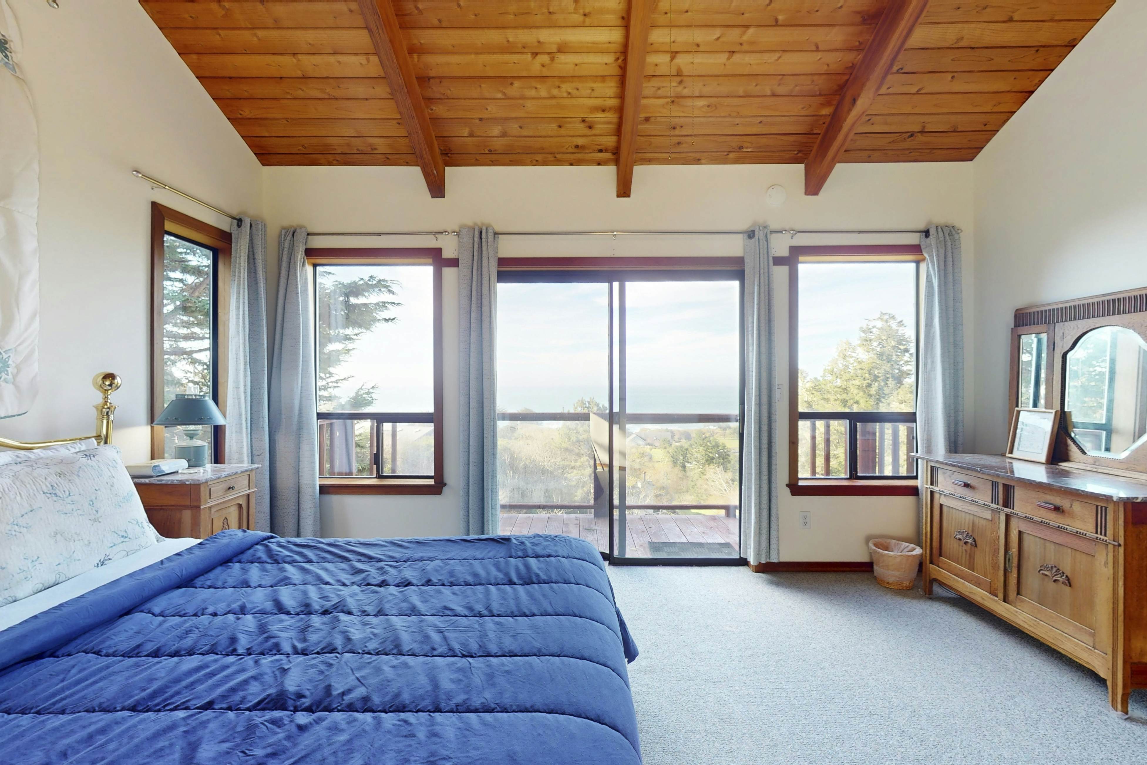 Ocean view home with Fireplace, Hot Tub, Deck