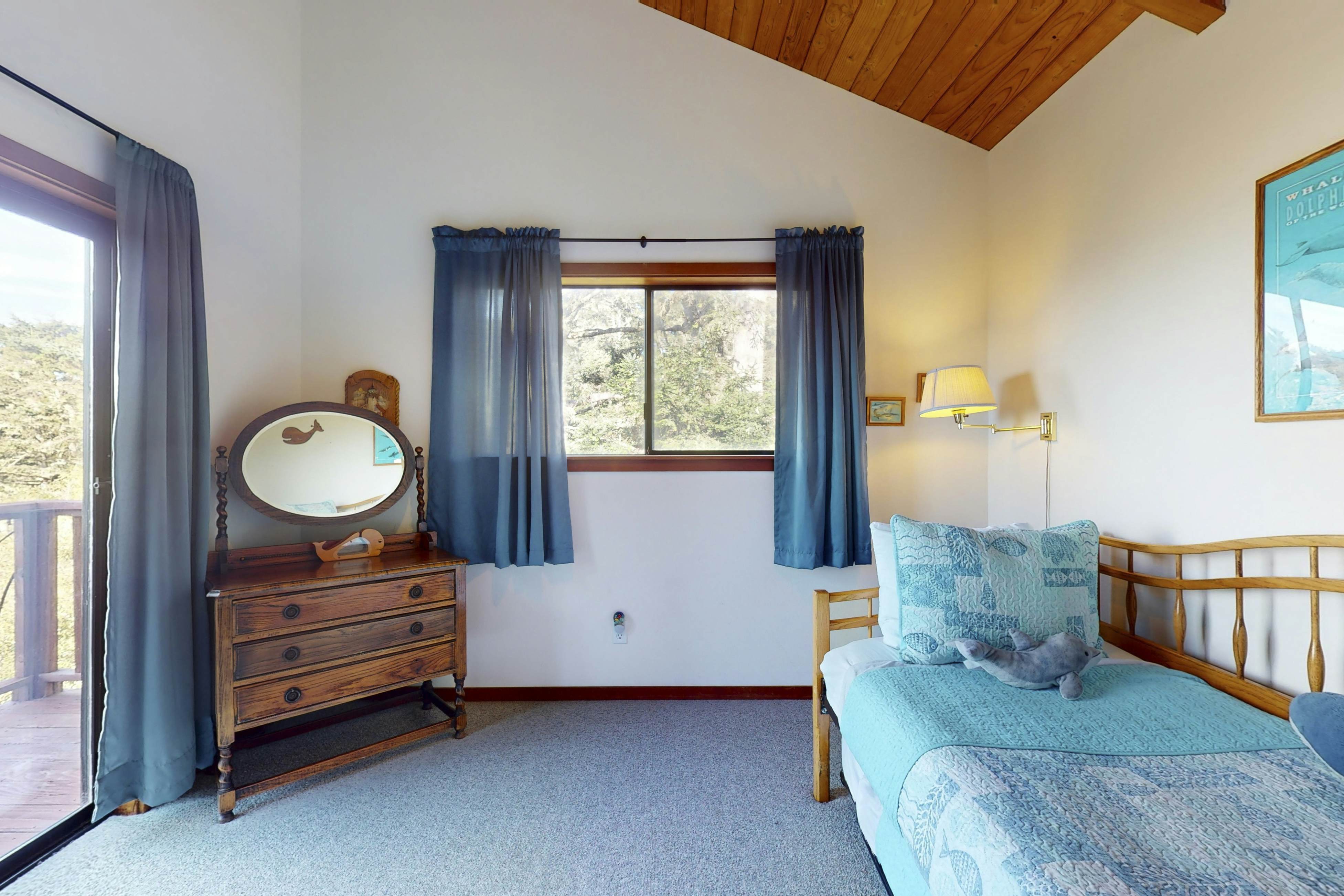 Ocean view home with Fireplace, Hot Tub, Deck