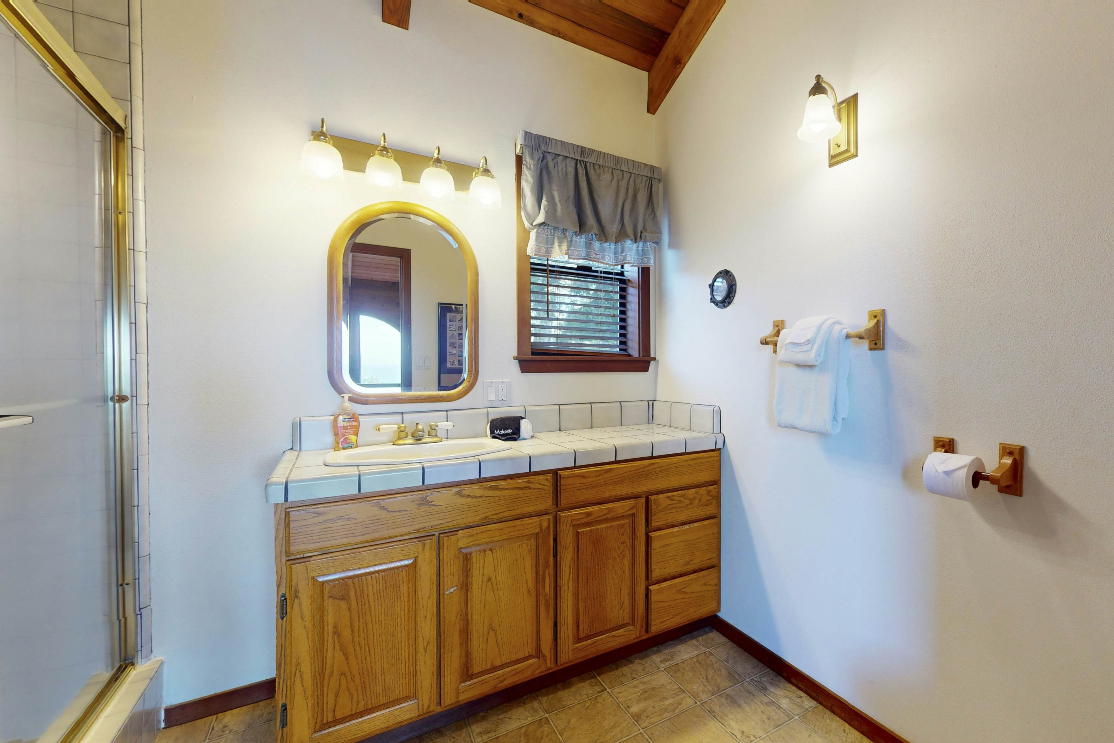 Ocean view home with Fireplace, Hot Tub, Deck