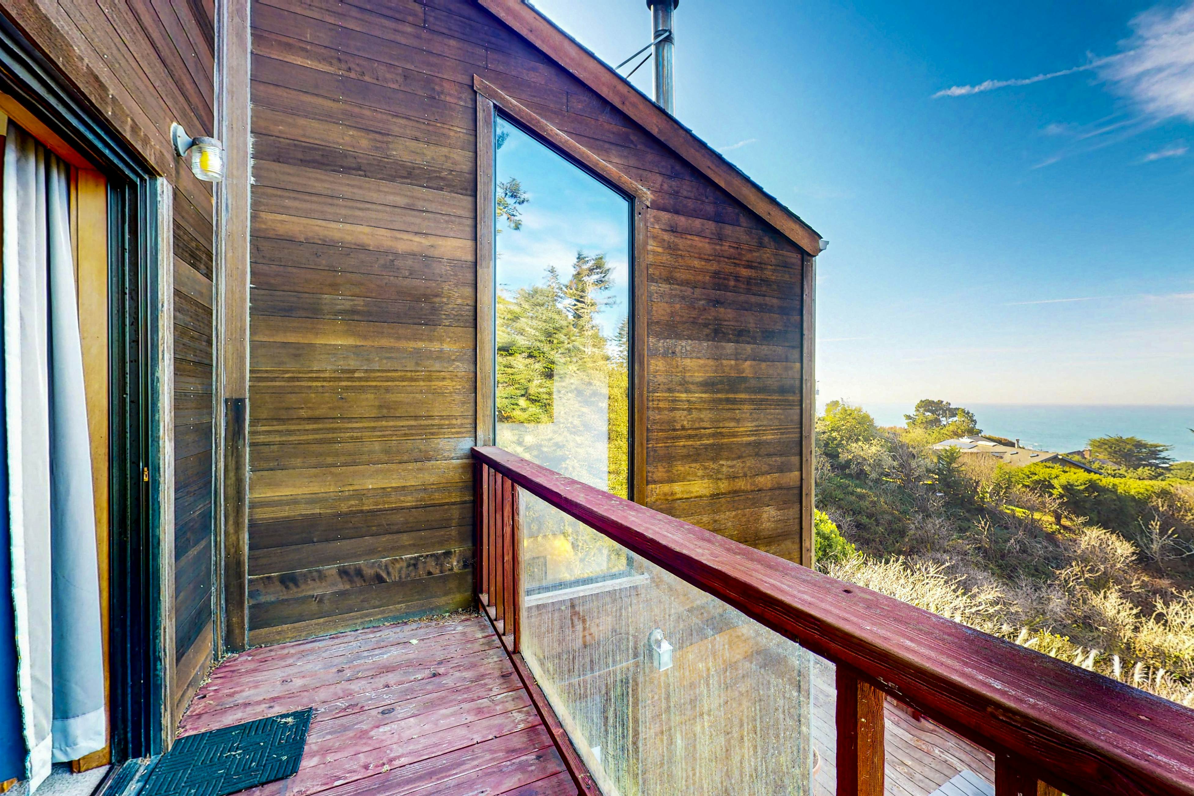 Ocean view home with Fireplace, Hot Tub, Deck